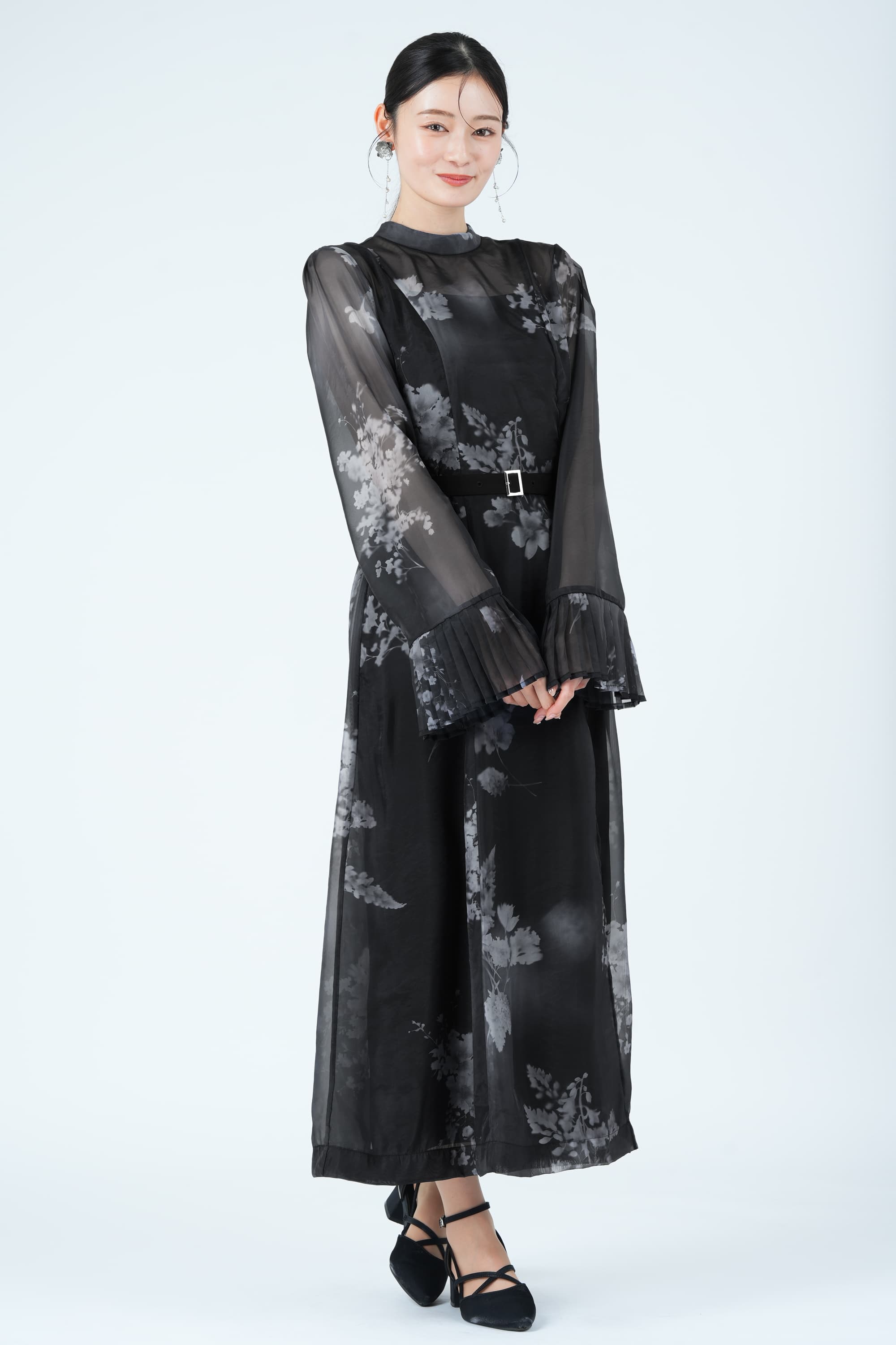 ペインティングフラワーブラックドレス