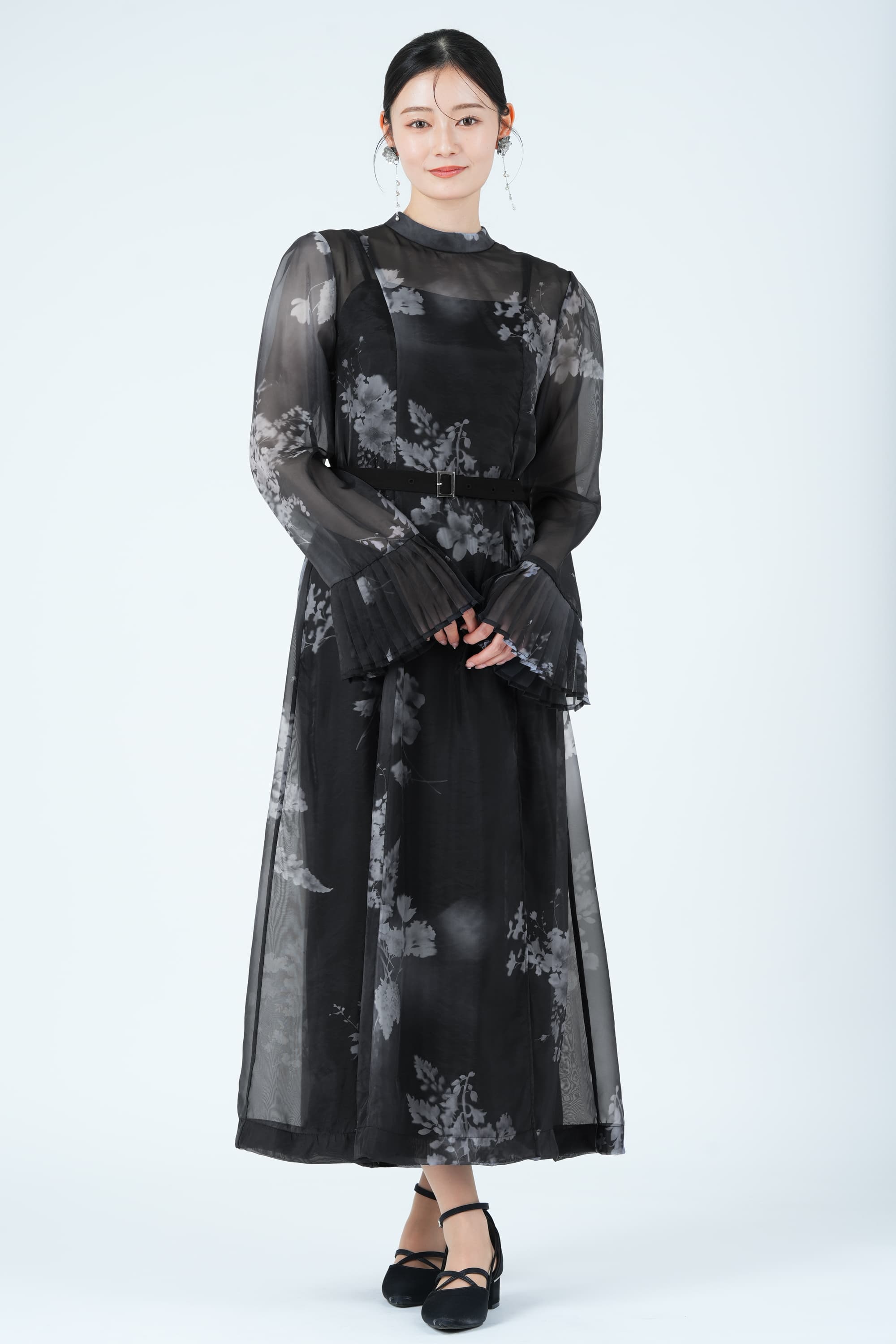 ペインティングフラワーブラックドレス