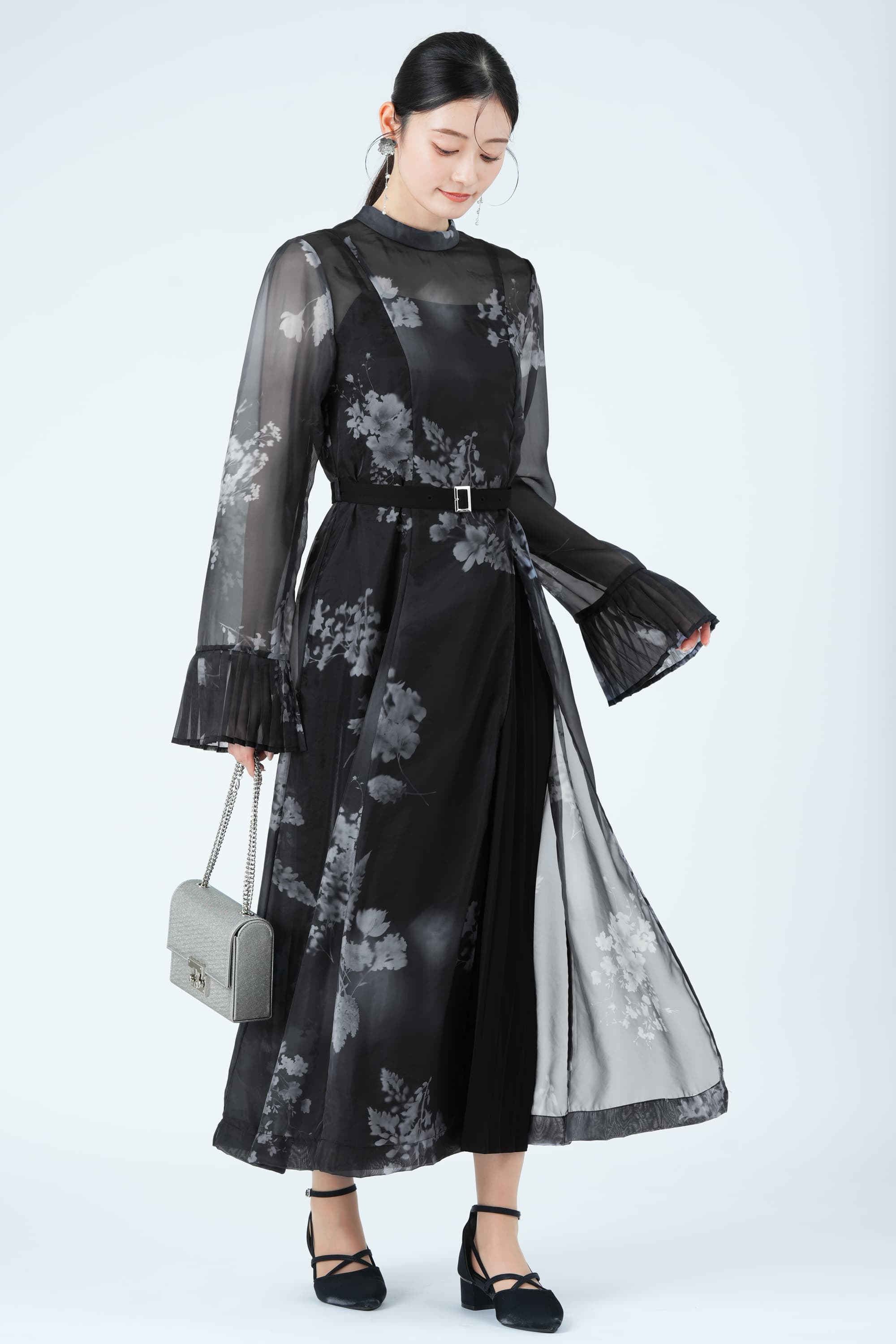 ペインティングフラワーブラックドレス