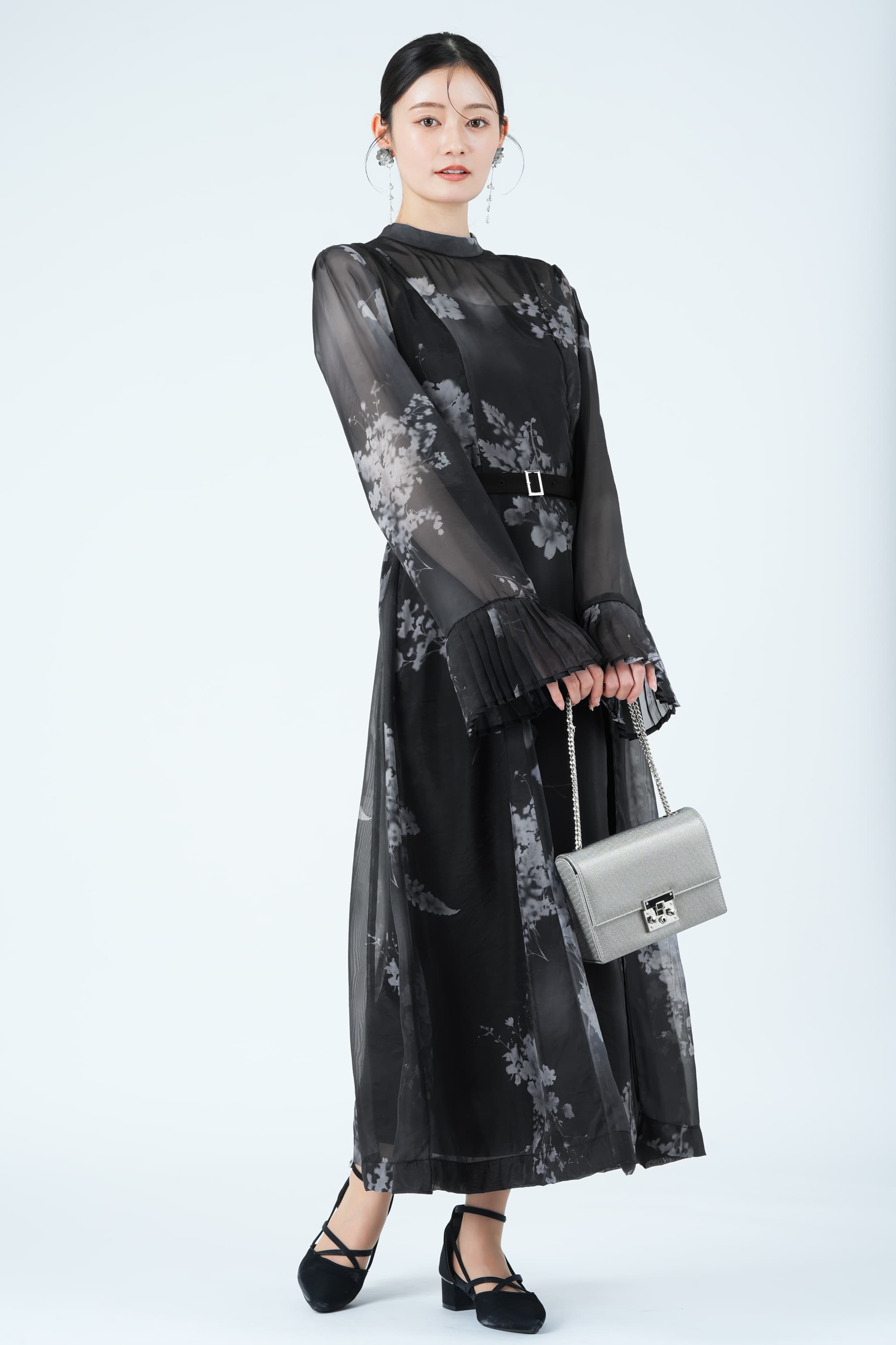 ペインティングフラワーブラックドレス