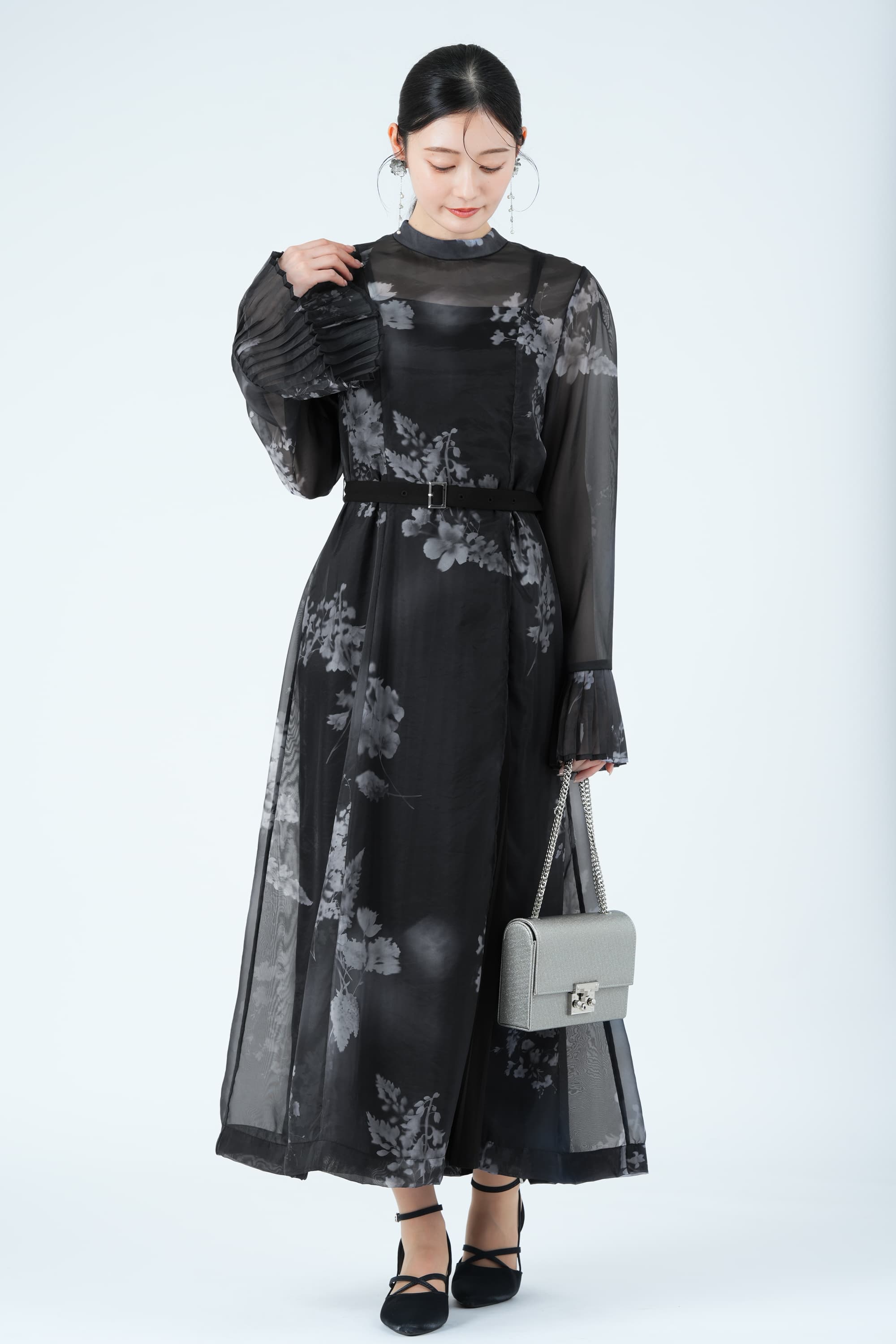 ペインティングフラワーブラックドレス