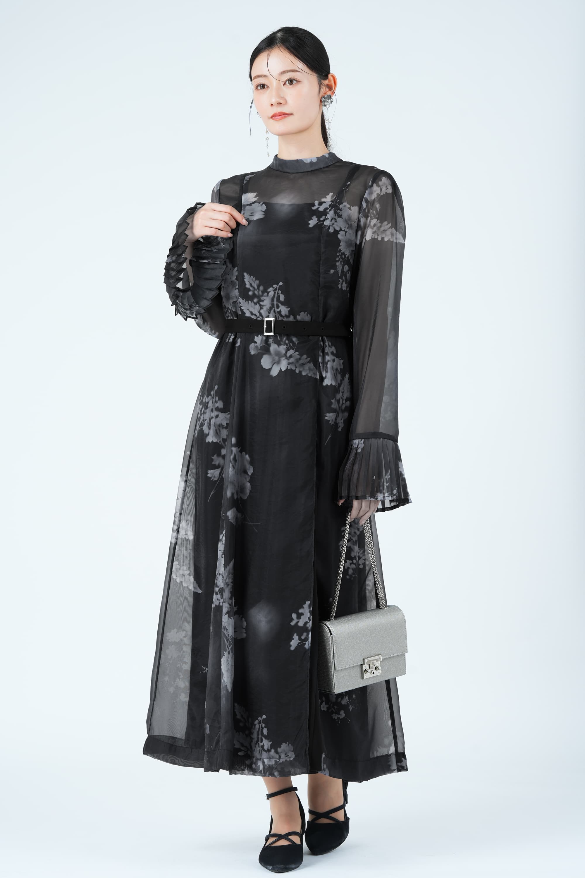 ペインティングフラワーブラックドレス