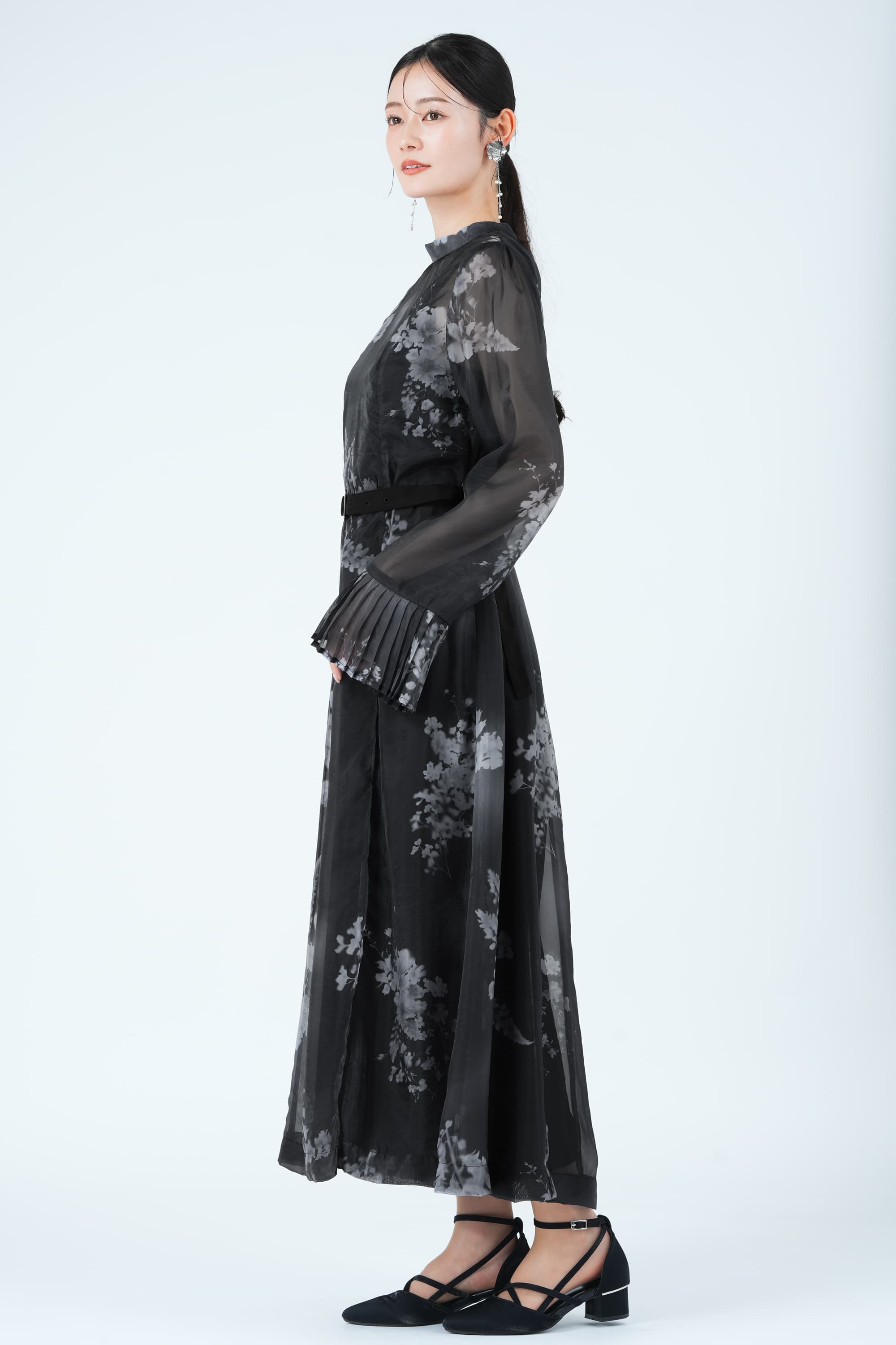 ペインティングフラワーブラックドレス