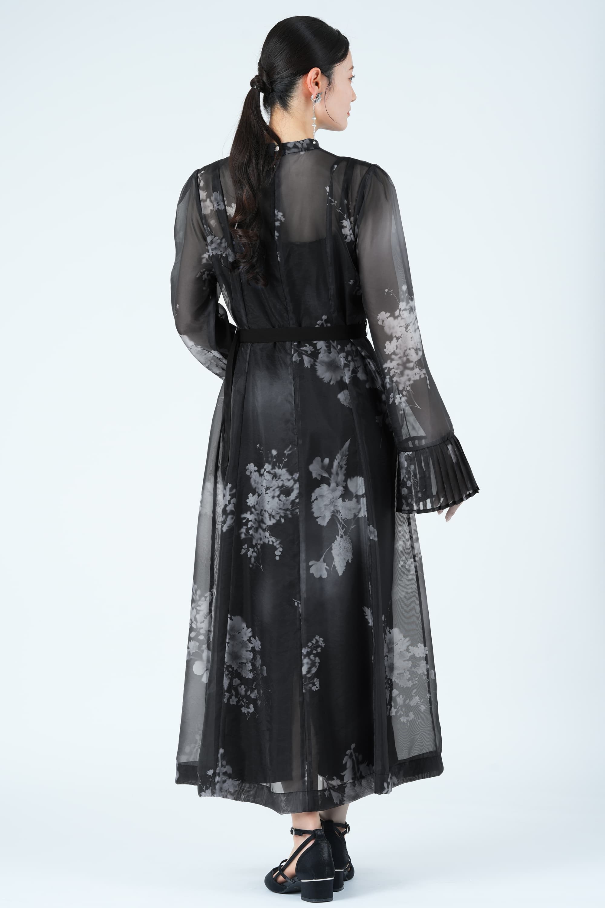 ペインティングフラワーブラックドレス