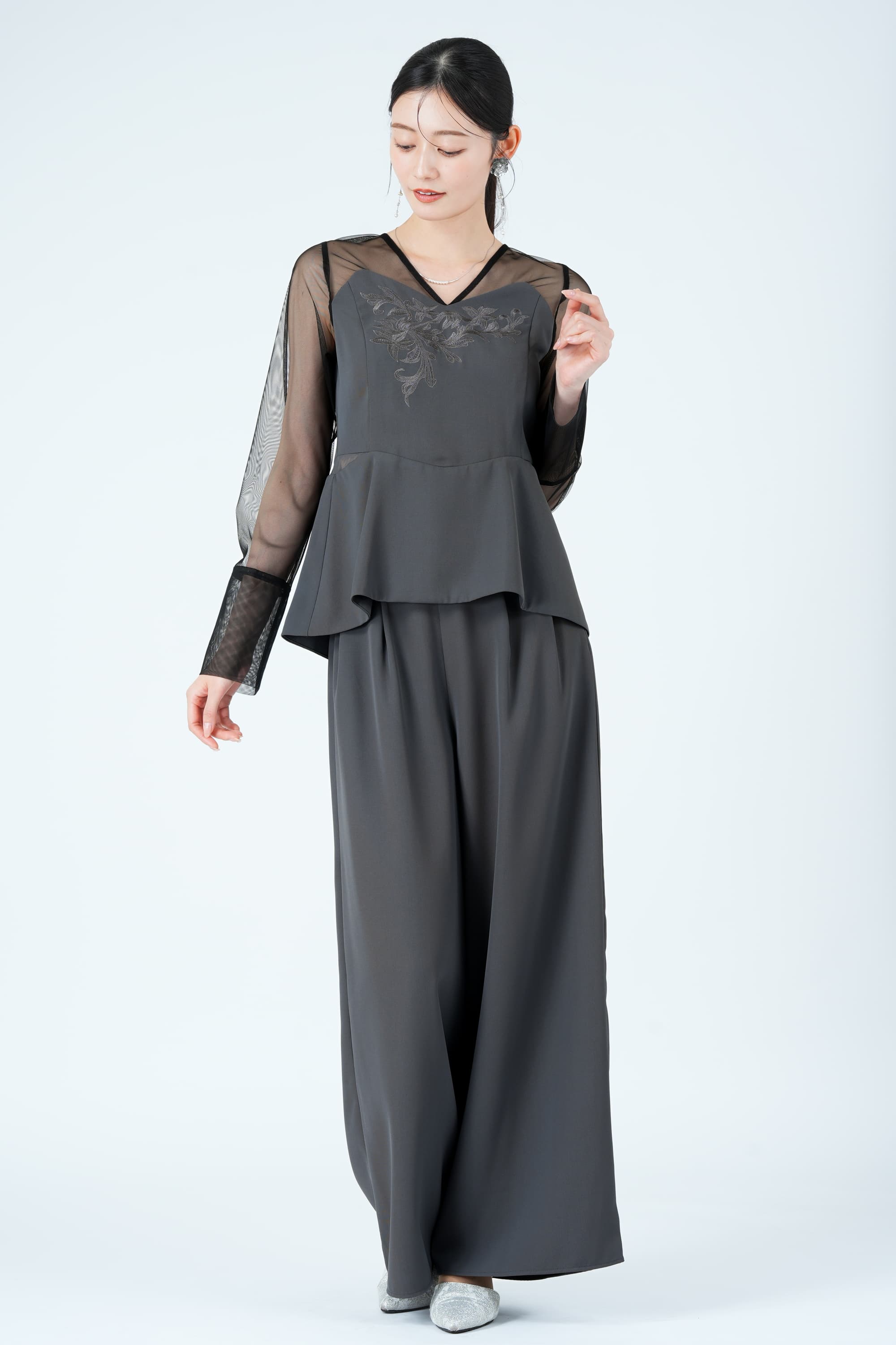 レース刺繍ペプラムグレーパンツドレス