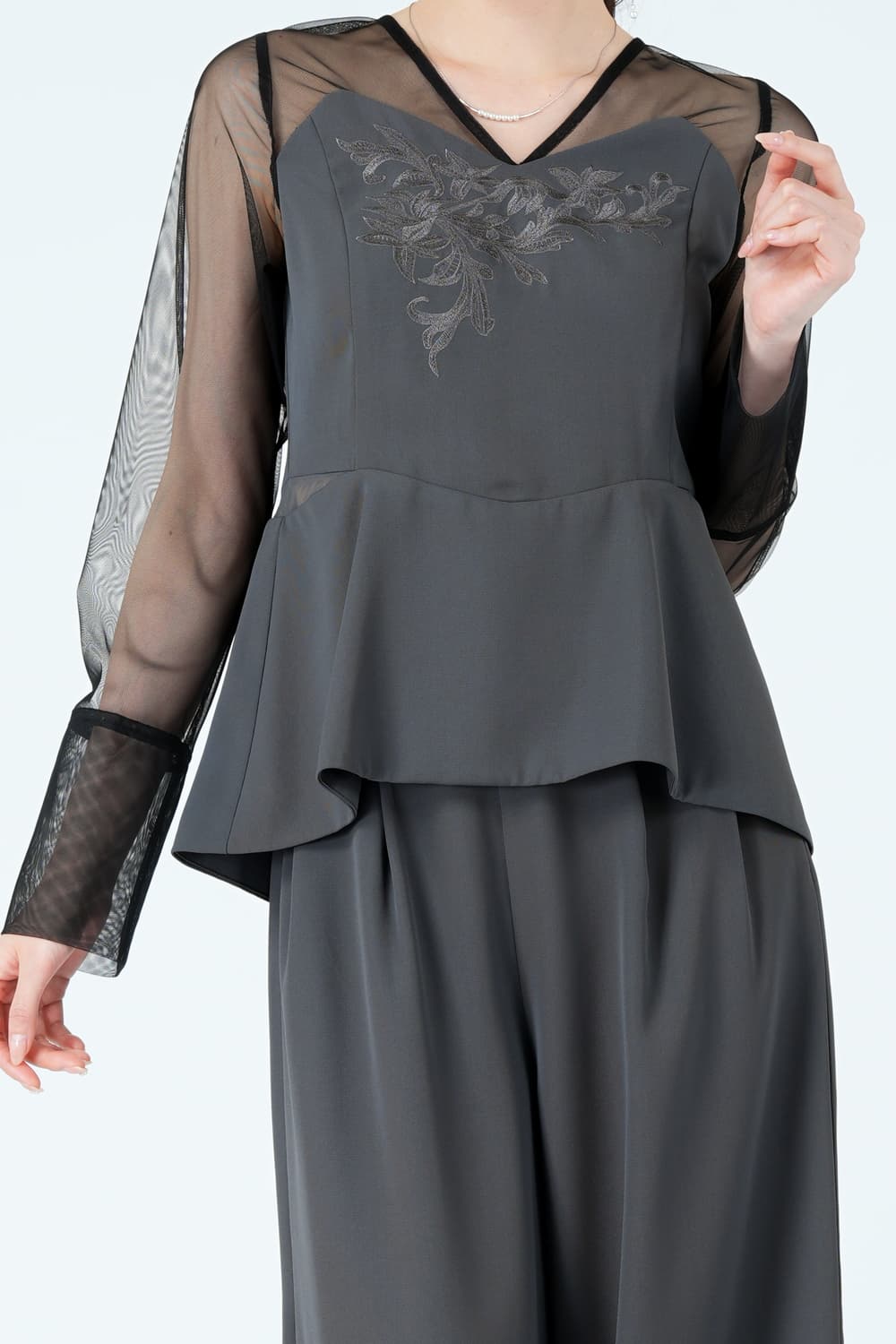 レース刺繍ペプラムグレーパンツドレス