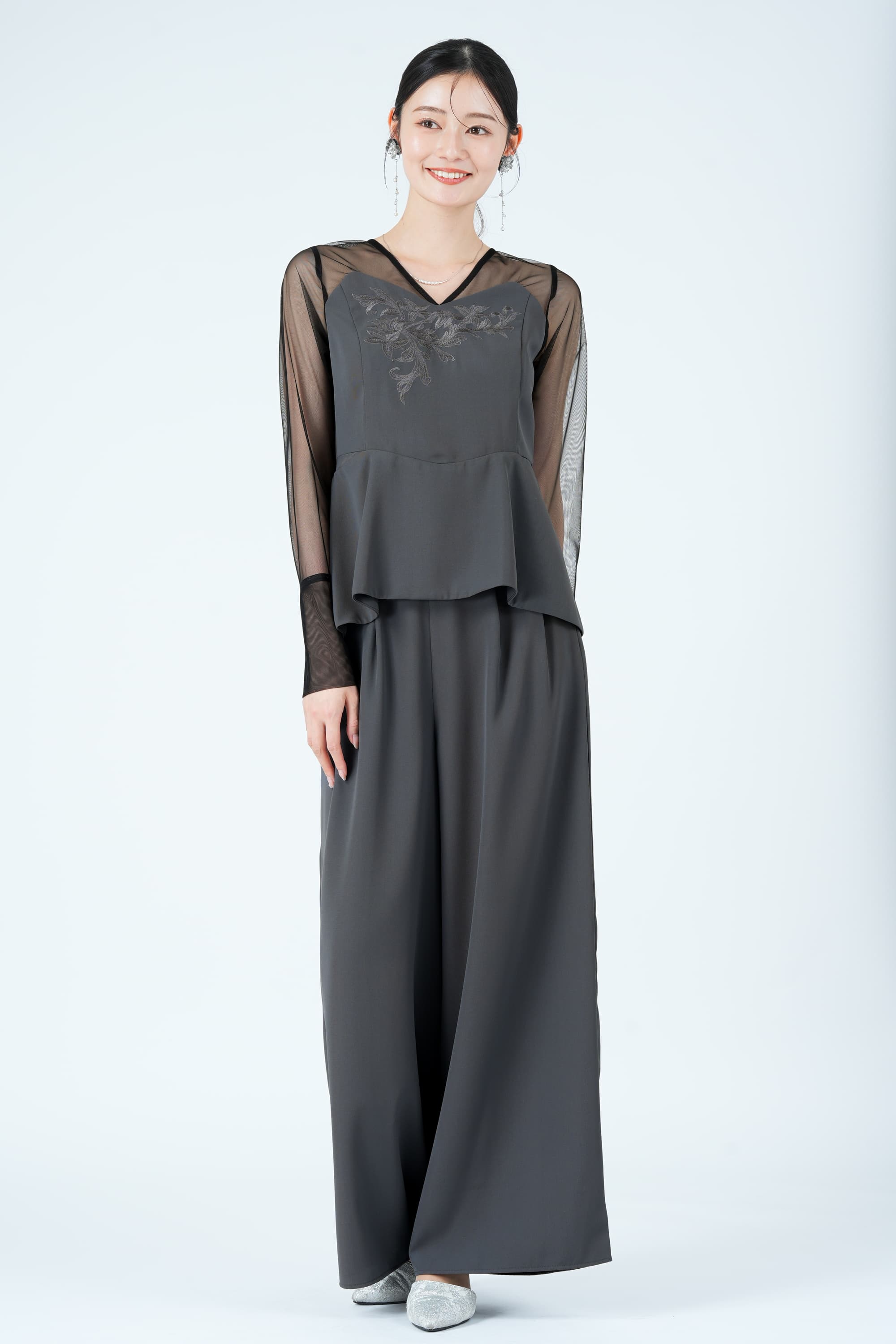 レース刺繍ペプラムグレーパンツドレス