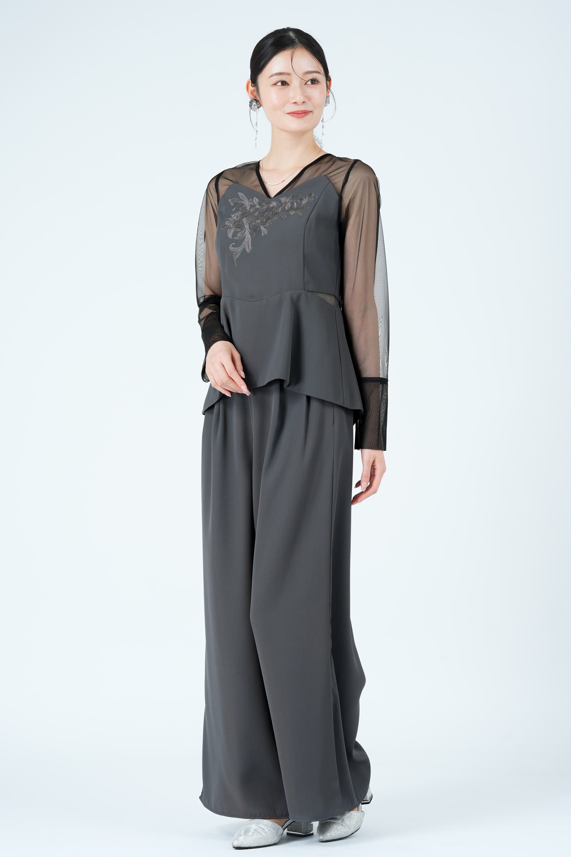 レース刺繍ペプラムグレーパンツドレス