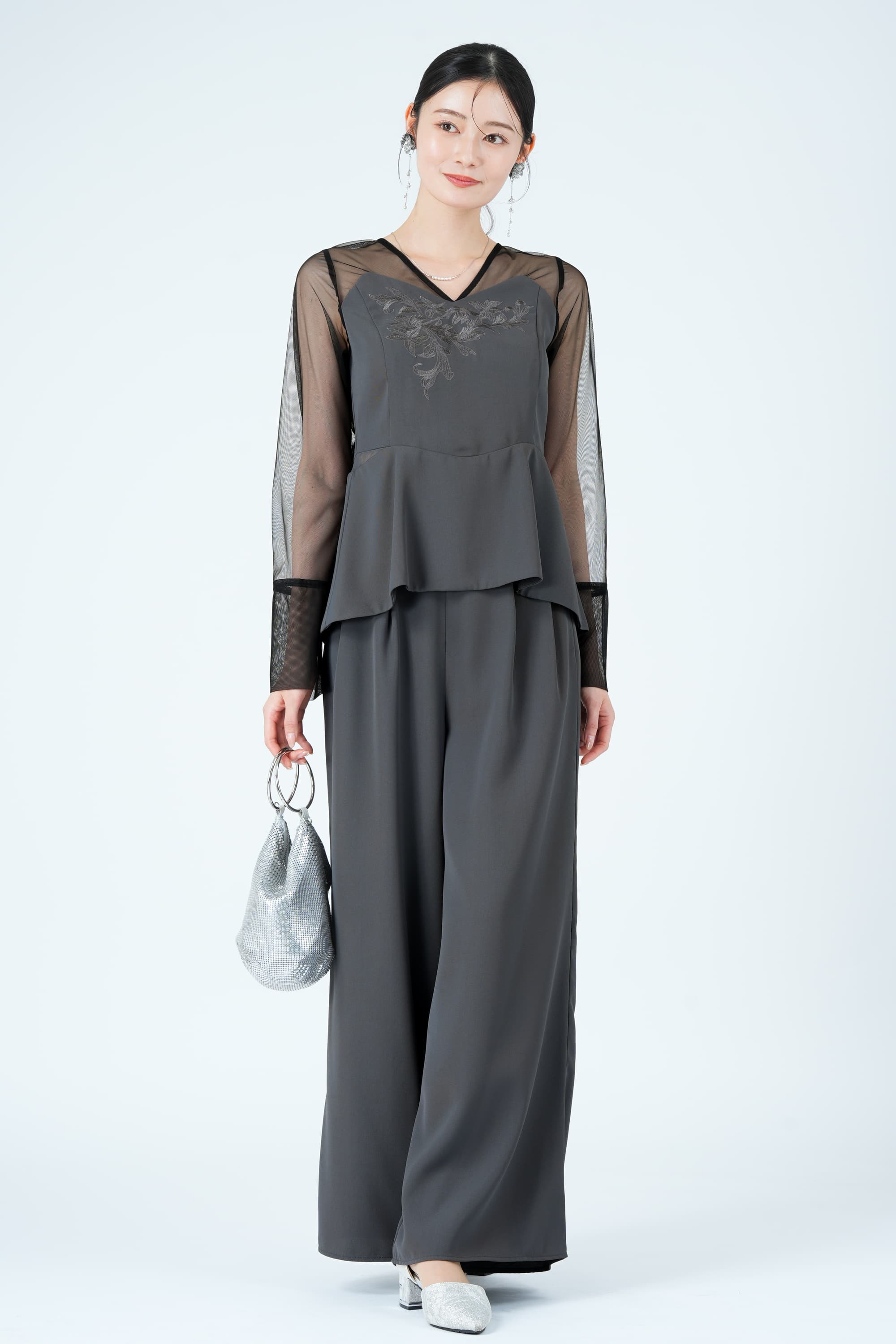 レース刺繍ペプラムグレーパンツドレス