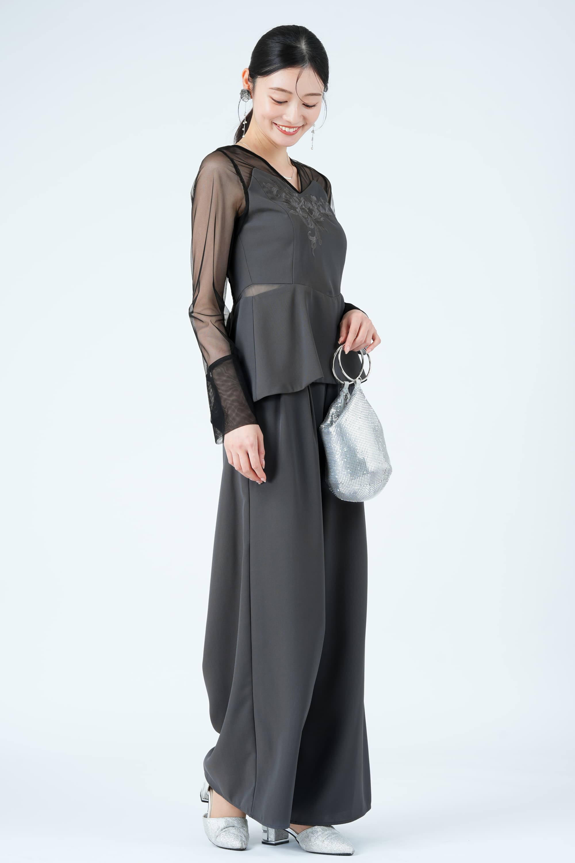 レース刺繍ペプラムグレーパンツドレス