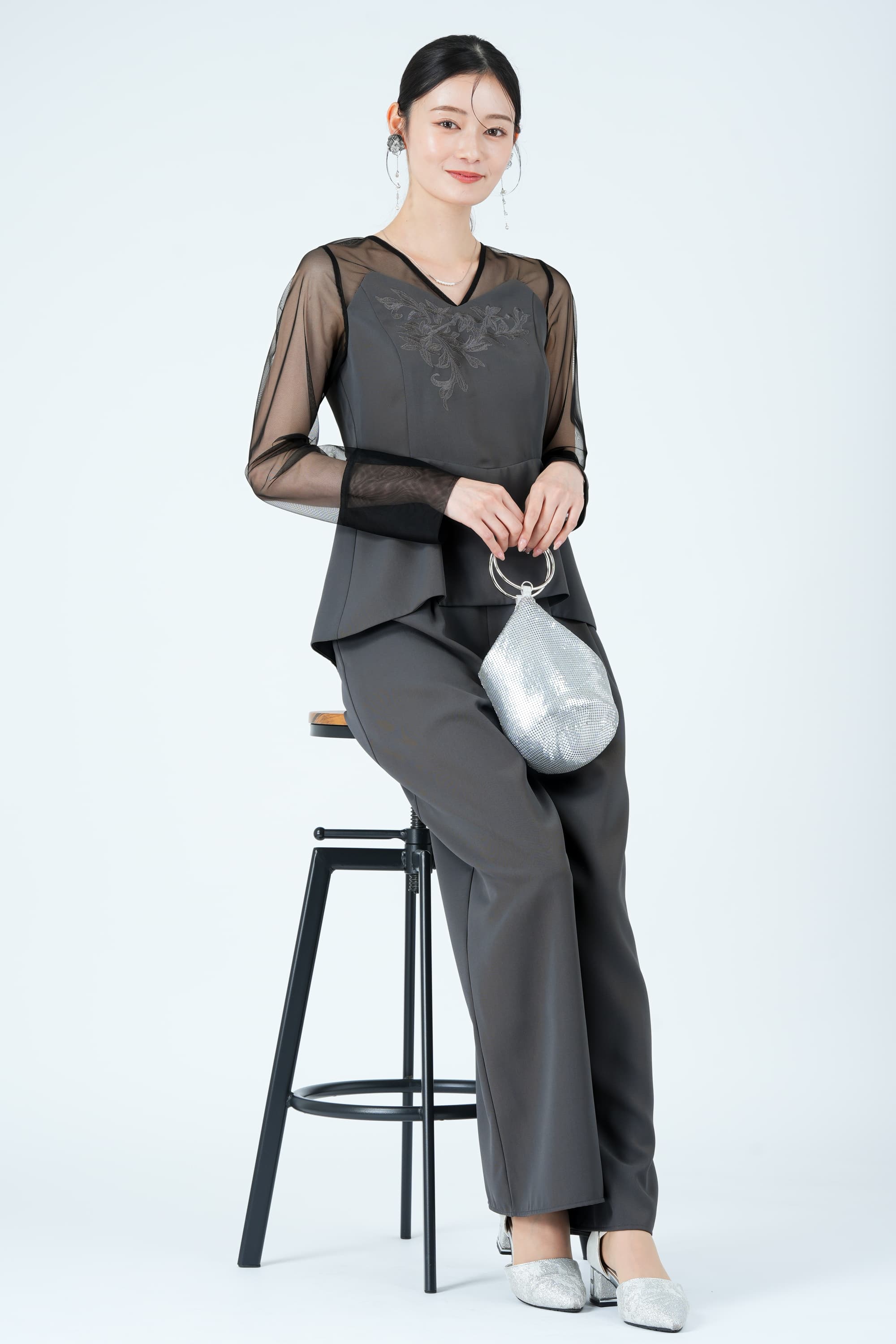 レース刺繍ペプラムグレーパンツドレス