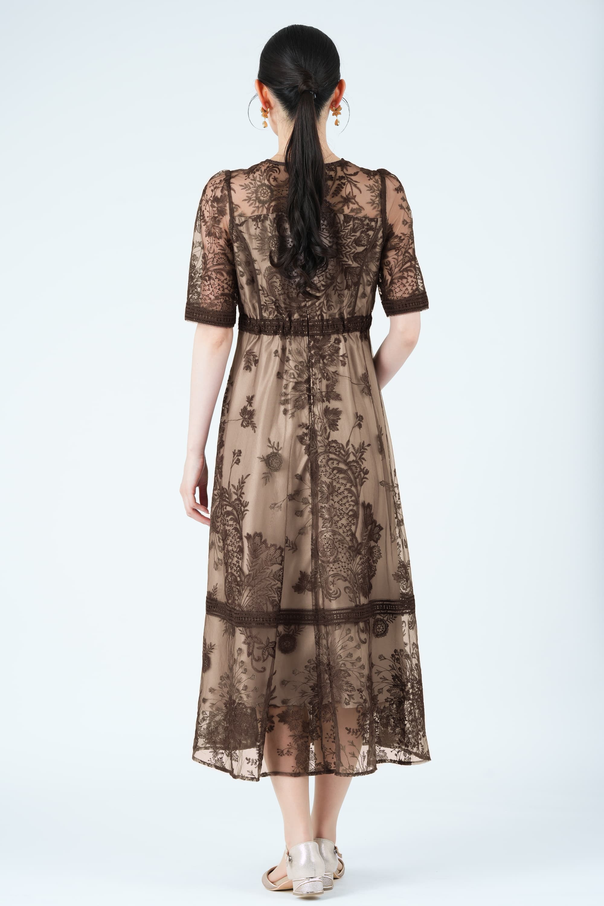 ラダーレース&times;フラワー刺繍ブラウンドレス