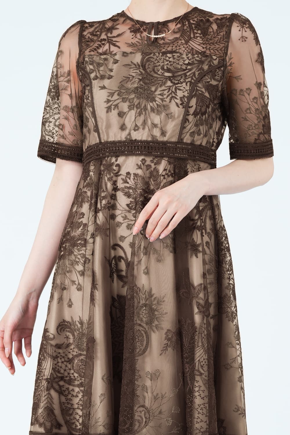 ラダーレース&times;フラワー刺繍ブラウンドレス