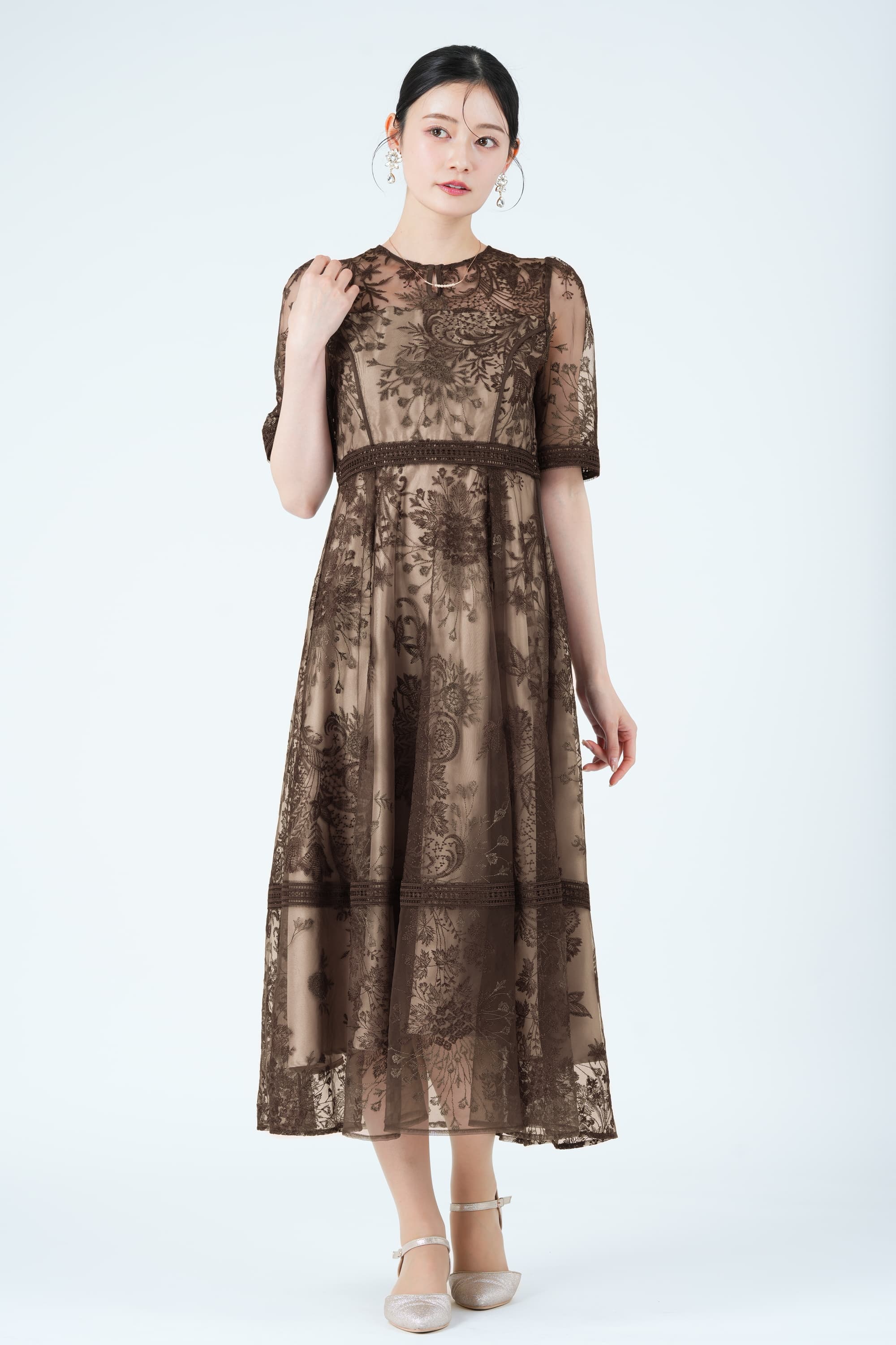 ラダーレース&times;フラワー刺繍ブラウンドレス
