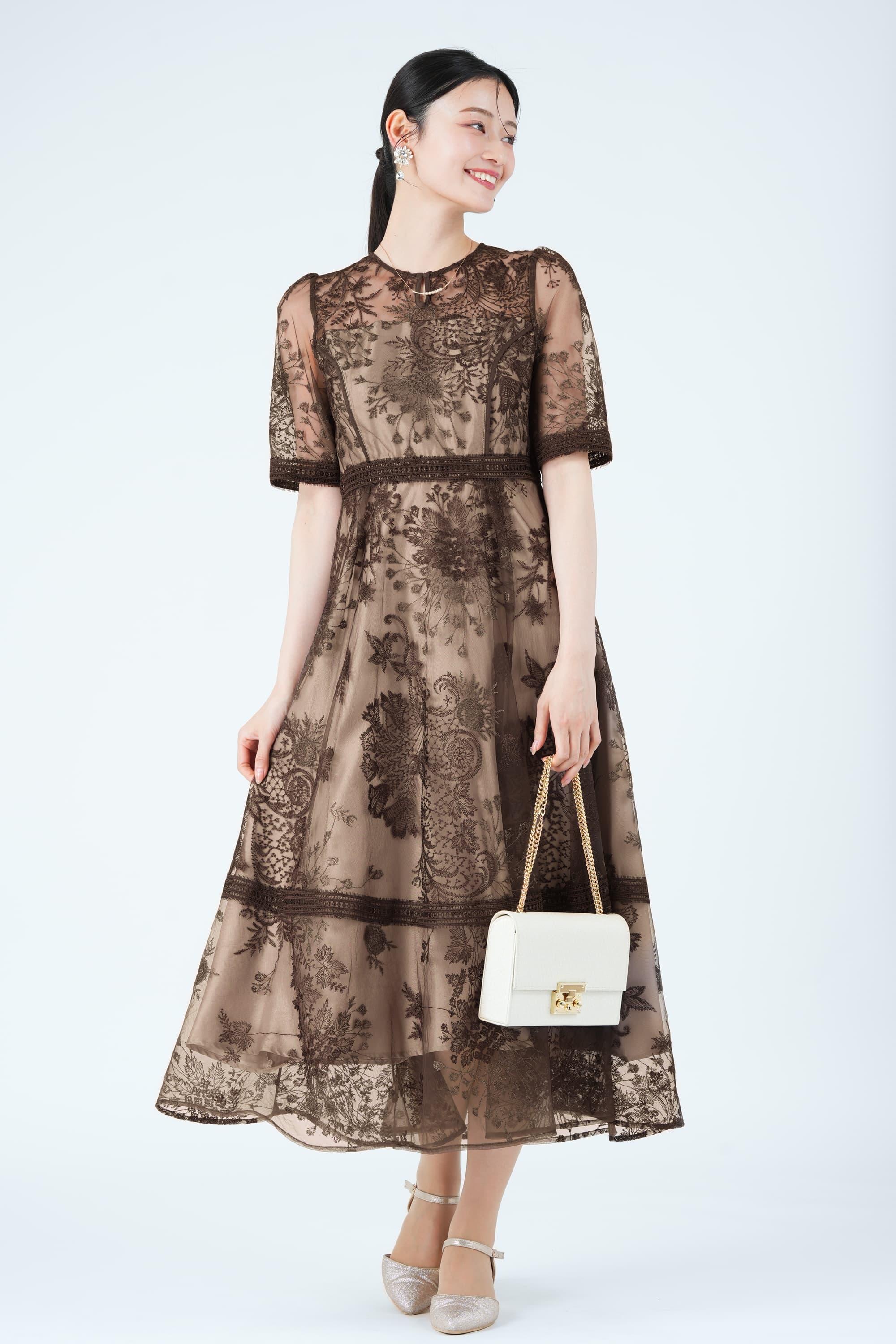 ラダーレース&times;フラワー刺繍ブラウンドレス