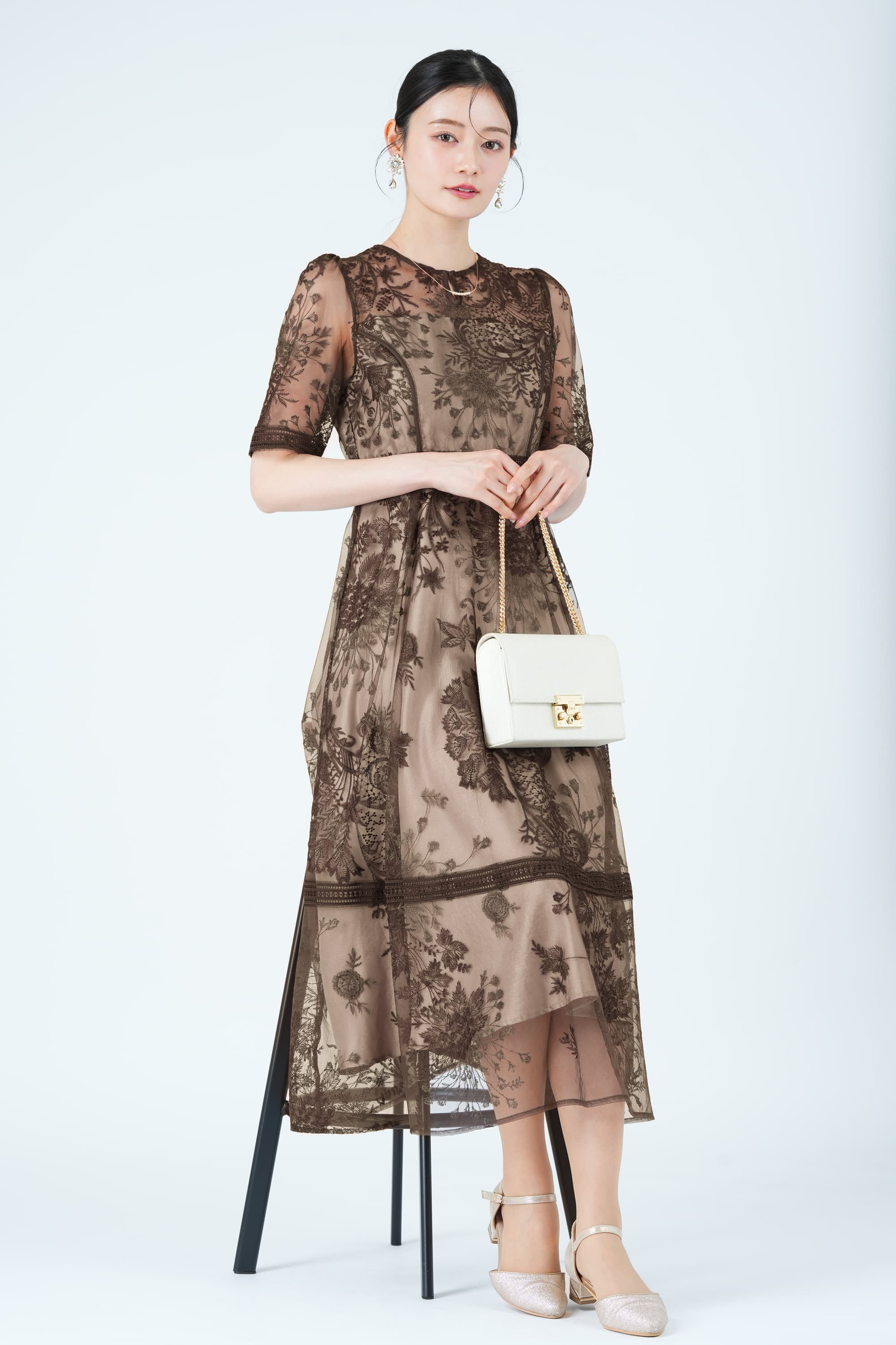 ラダーレース&times;フラワー刺繍ブラウンドレス