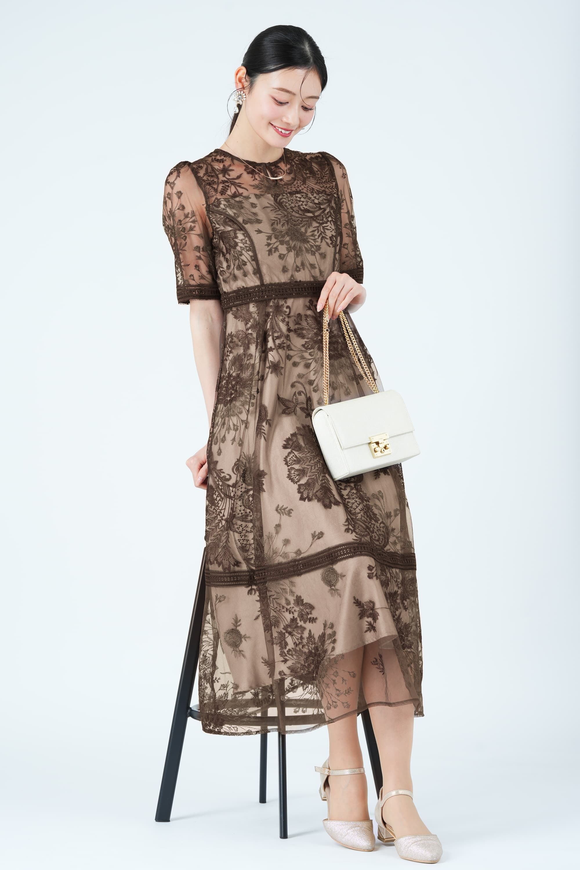 ラダーレース&times;フラワー刺繍ブラウンドレス