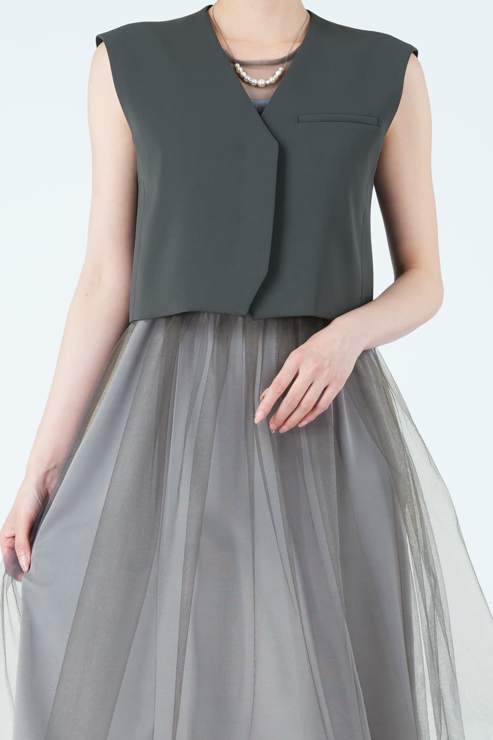 ショート丈ベストレイヤードチュールグレードレス