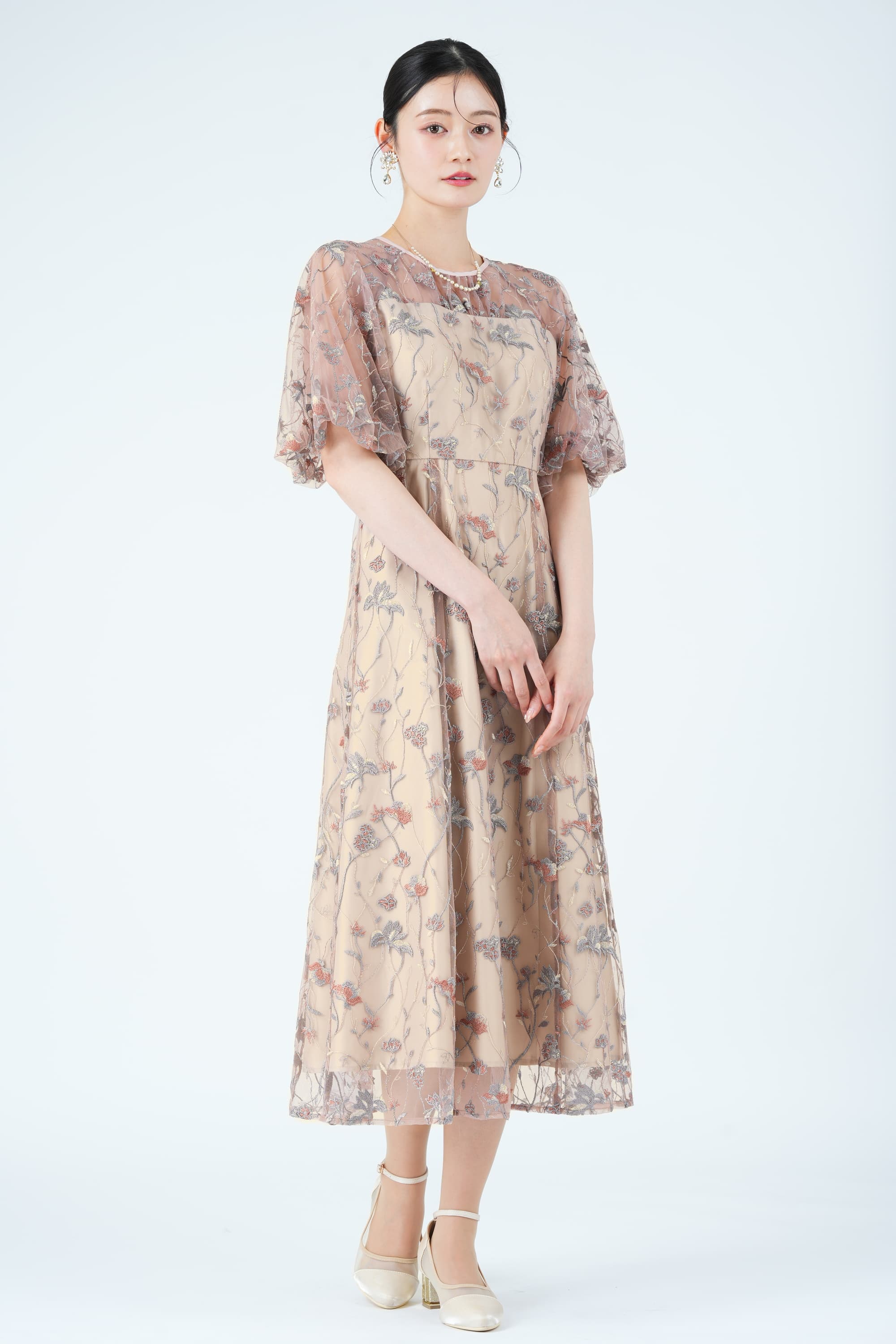 パフスリーブフローラル刺繍ピンクベージュドレス