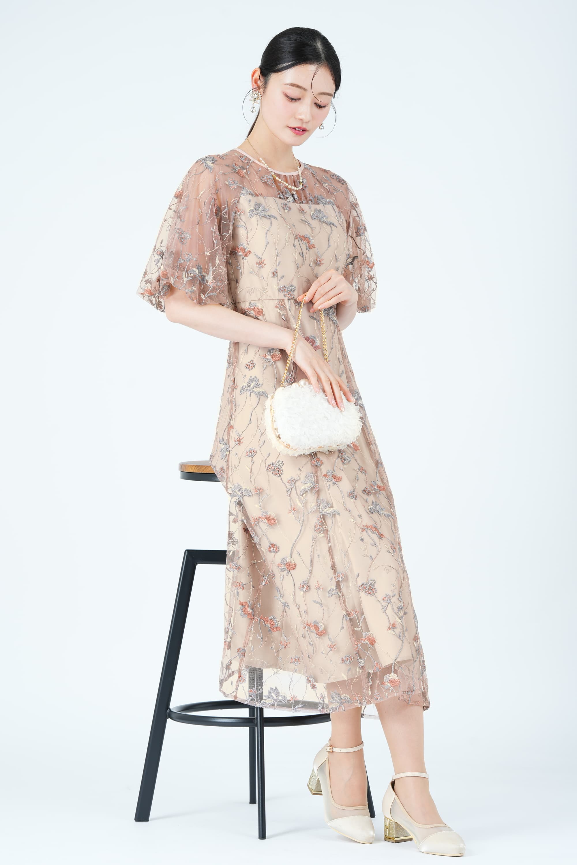 パフスリーブフローラル刺繍ピンクベージュドレス