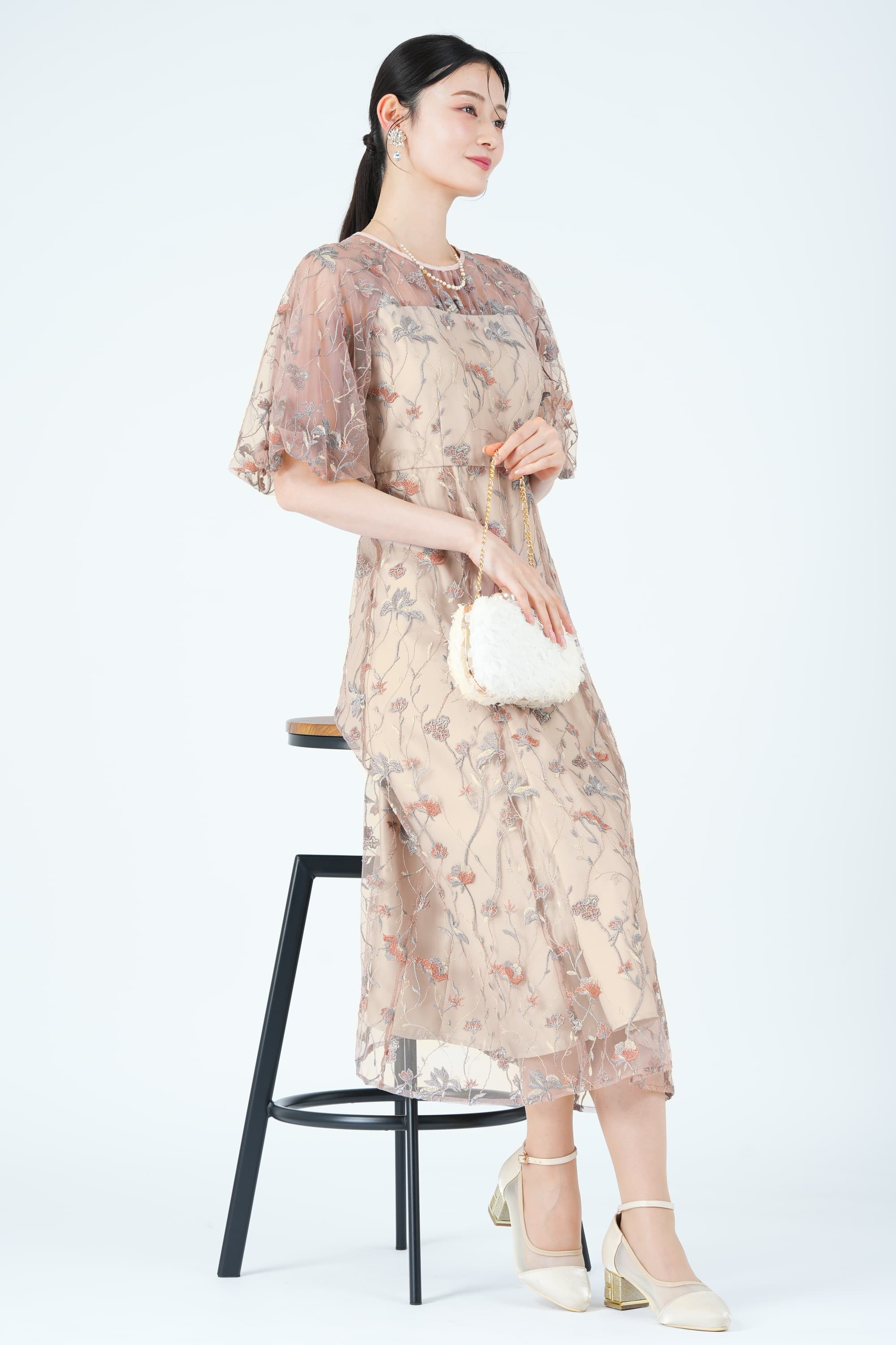 パフスリーブフローラル刺繍ピンクベージュドレス