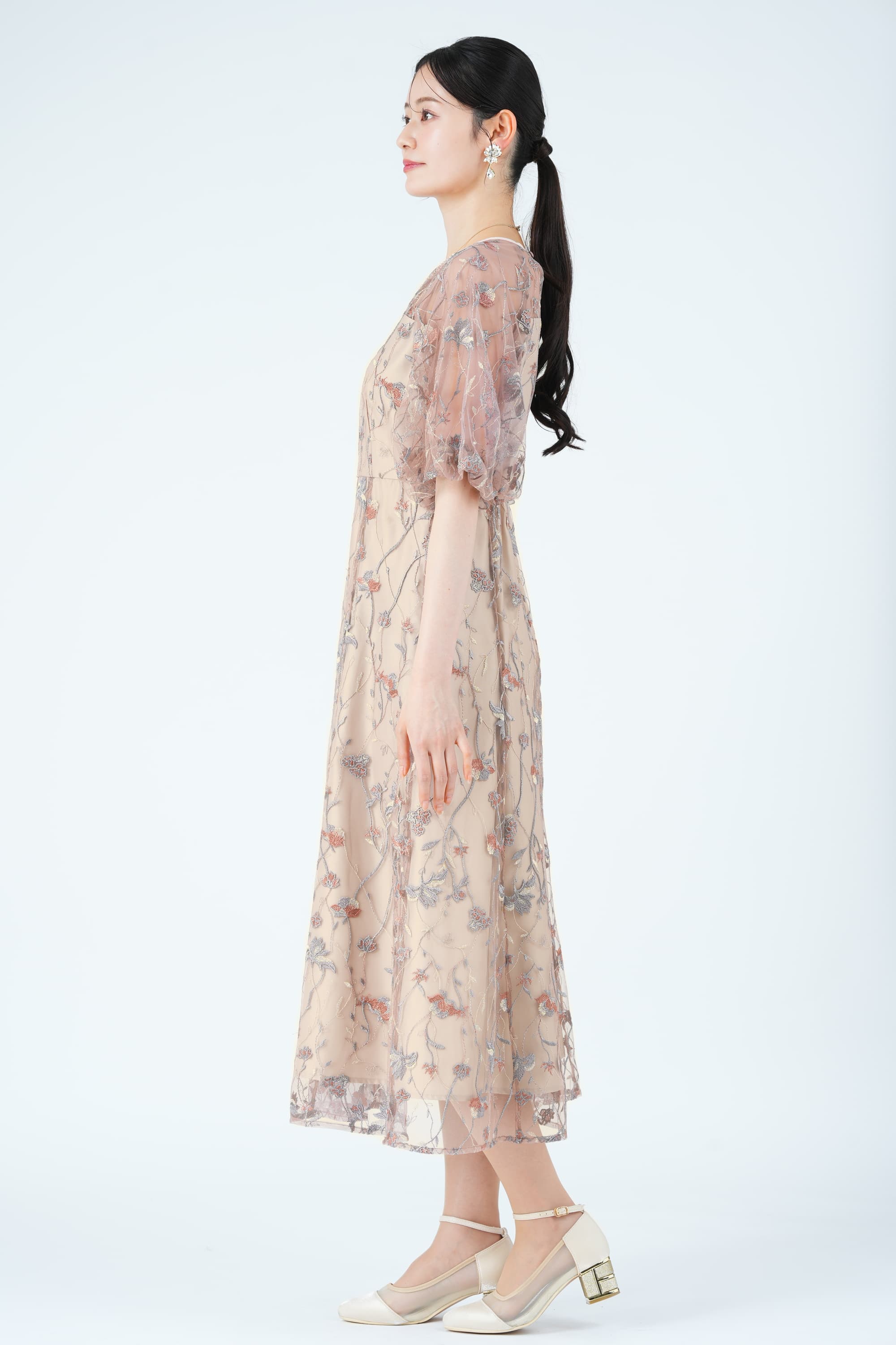 パフスリーブフローラル刺繍ピンクベージュドレス