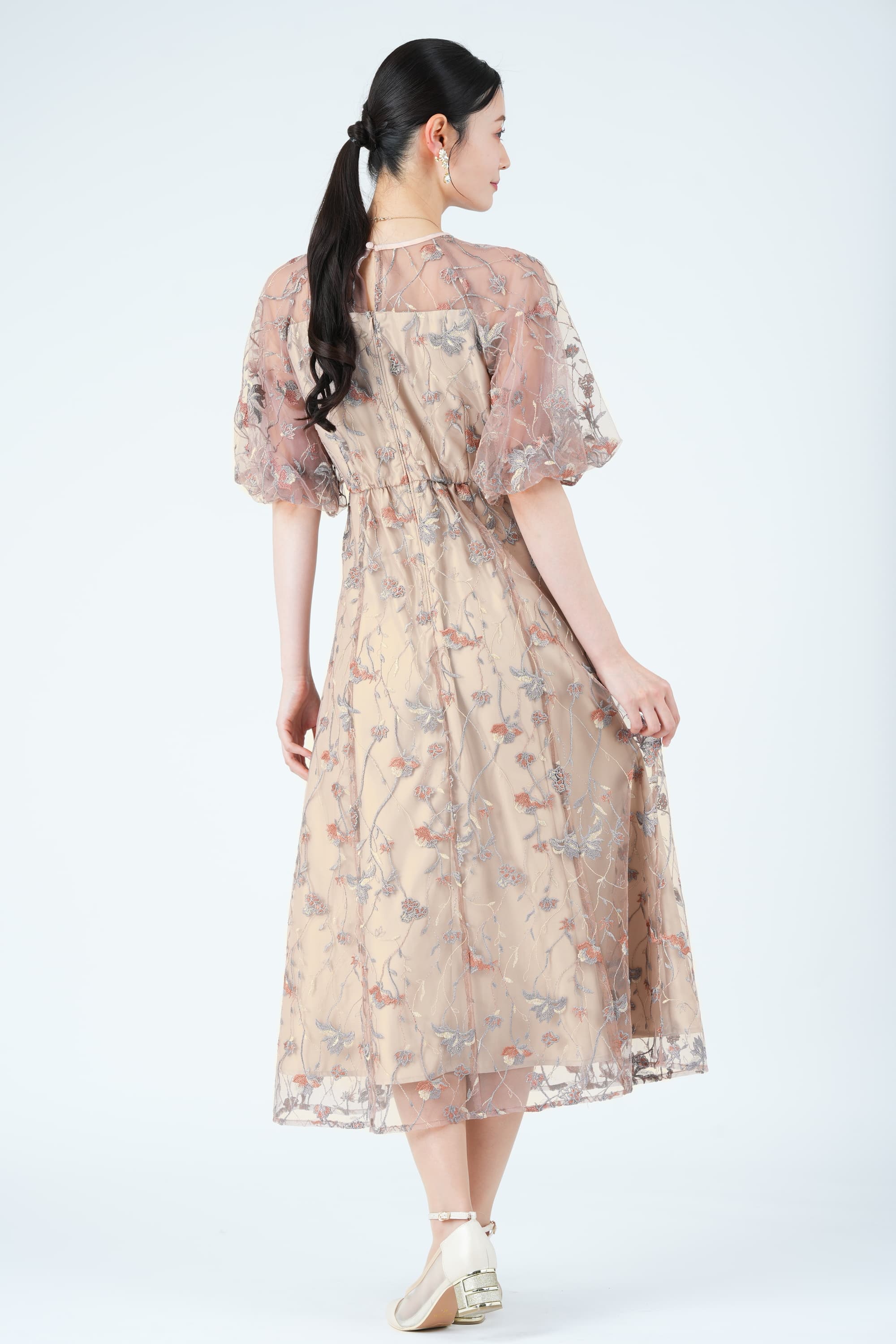 パフスリーブフローラル刺繍ピンクベージュドレス