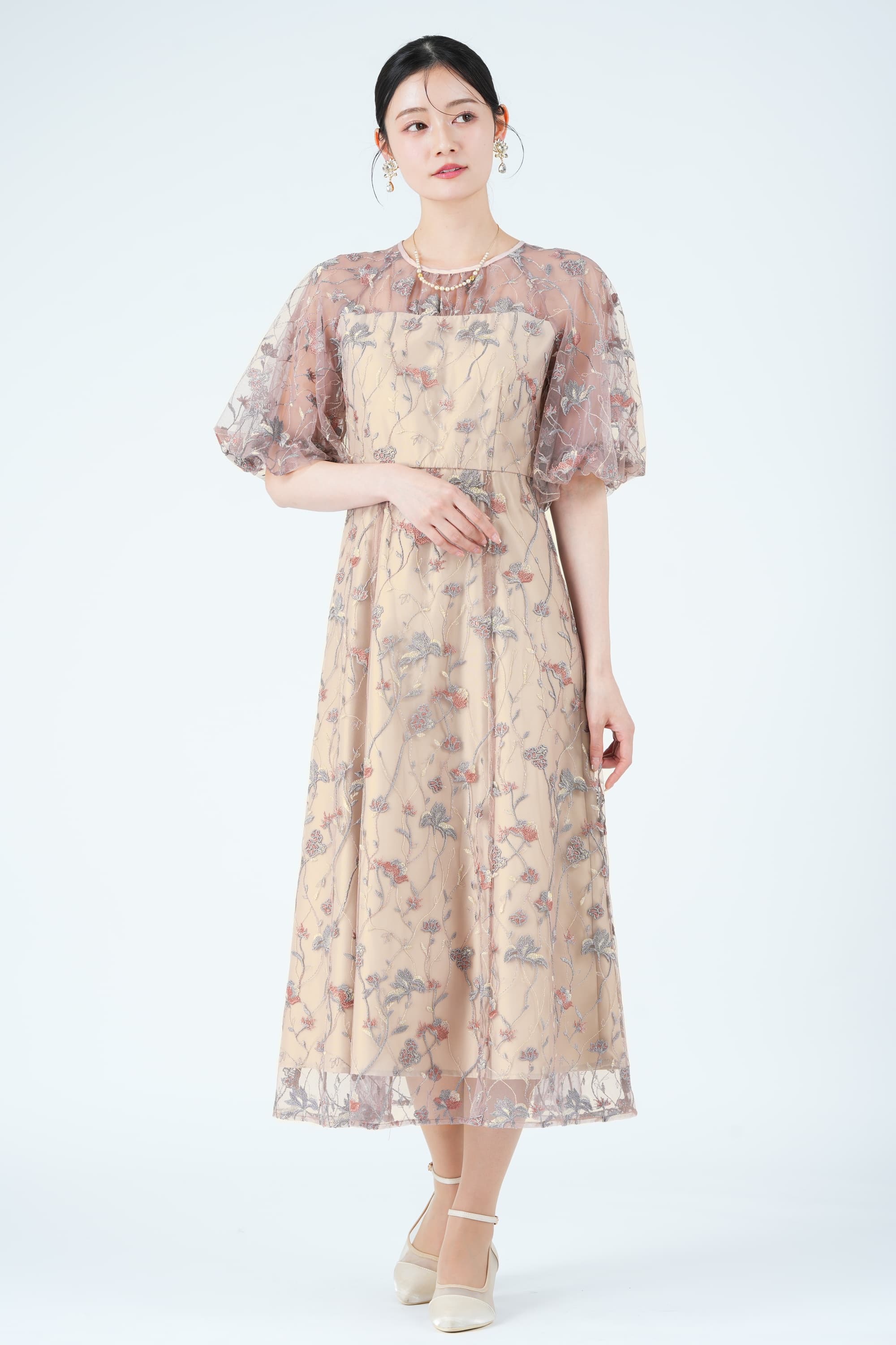 niana パフスリーブフローラル刺繍ピンクベージュドレス (M) を