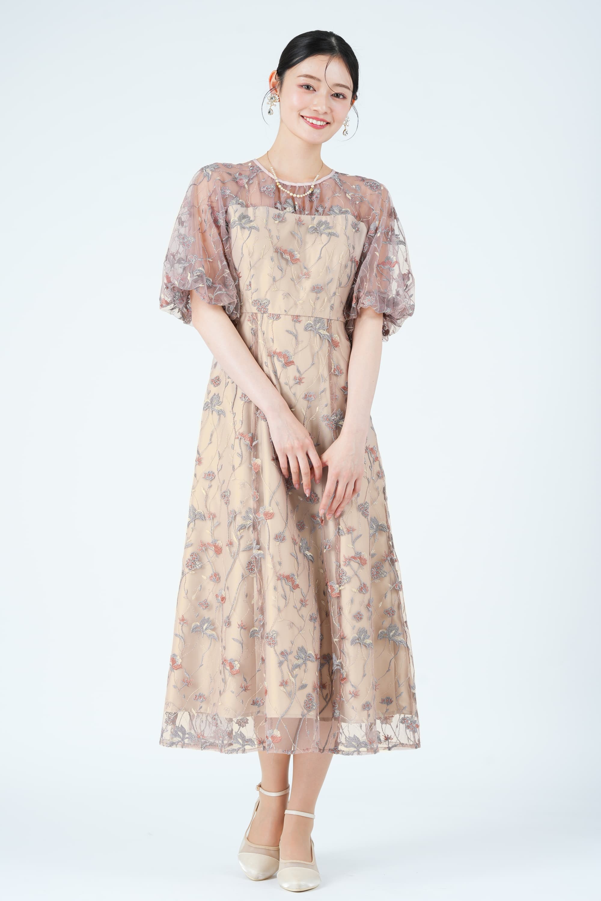 niana パフスリーブフローラル刺繍ピンクベージュドレス (M) を