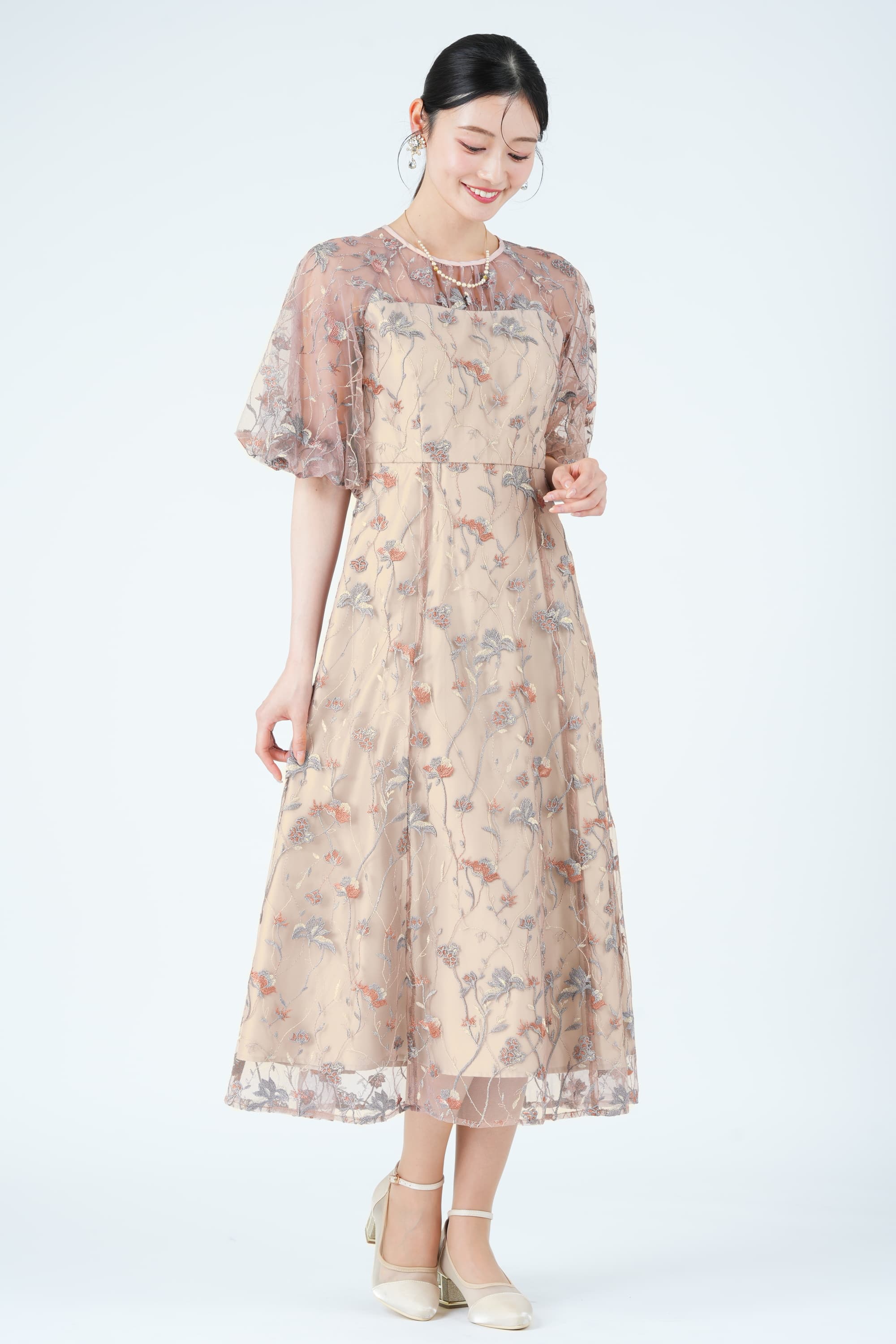 パフスリーブフローラル刺繍ピンクベージュドレス