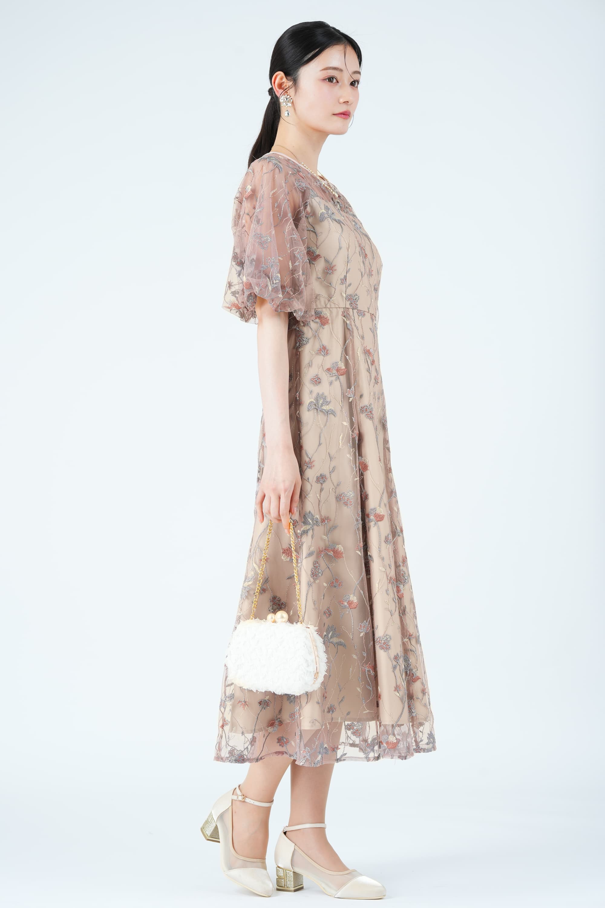 パフスリーブフローラル刺繍ピンクベージュドレス