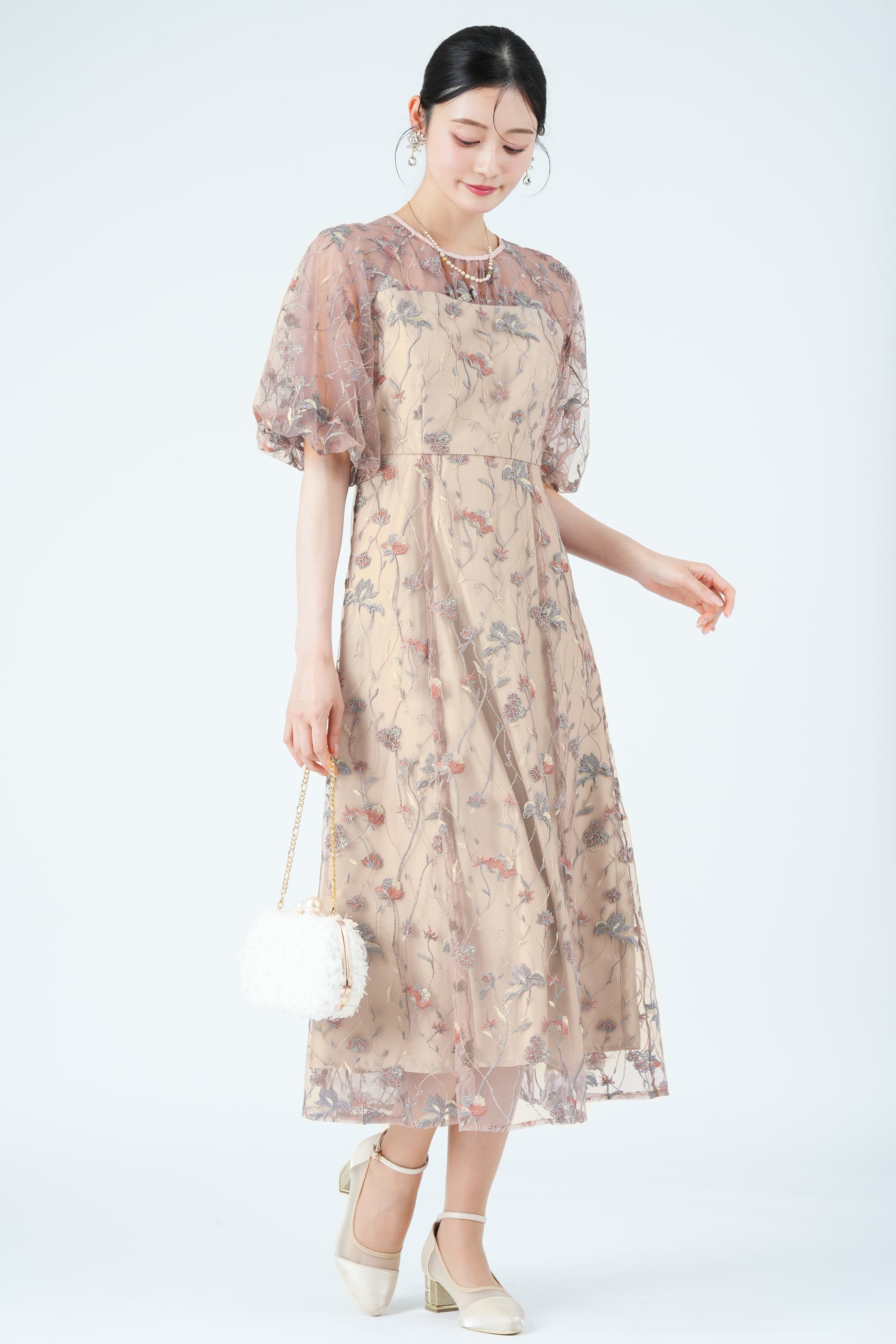 niana パフスリーブフローラル刺繍ピンクベージュドレス (M) を