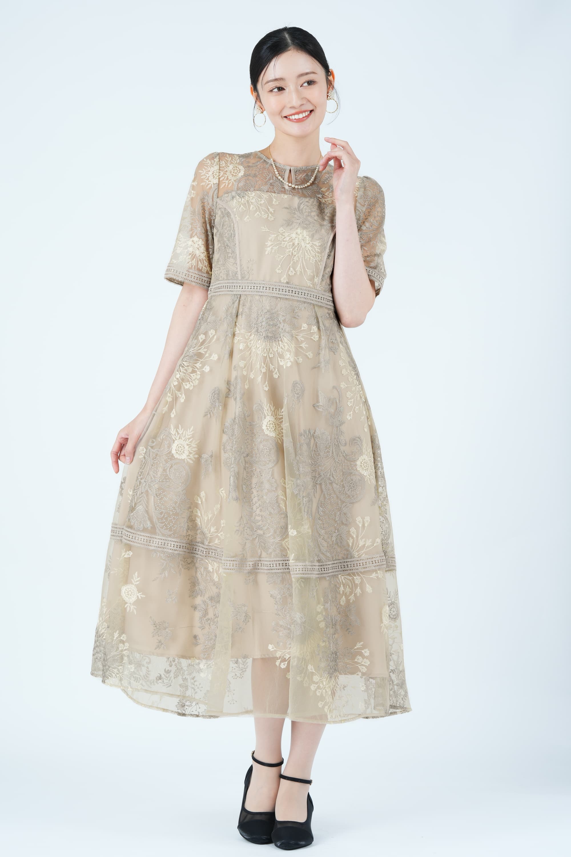 Dorry Doll ラダーレース×フラワー刺繍グレイッシュベージュドレス (L