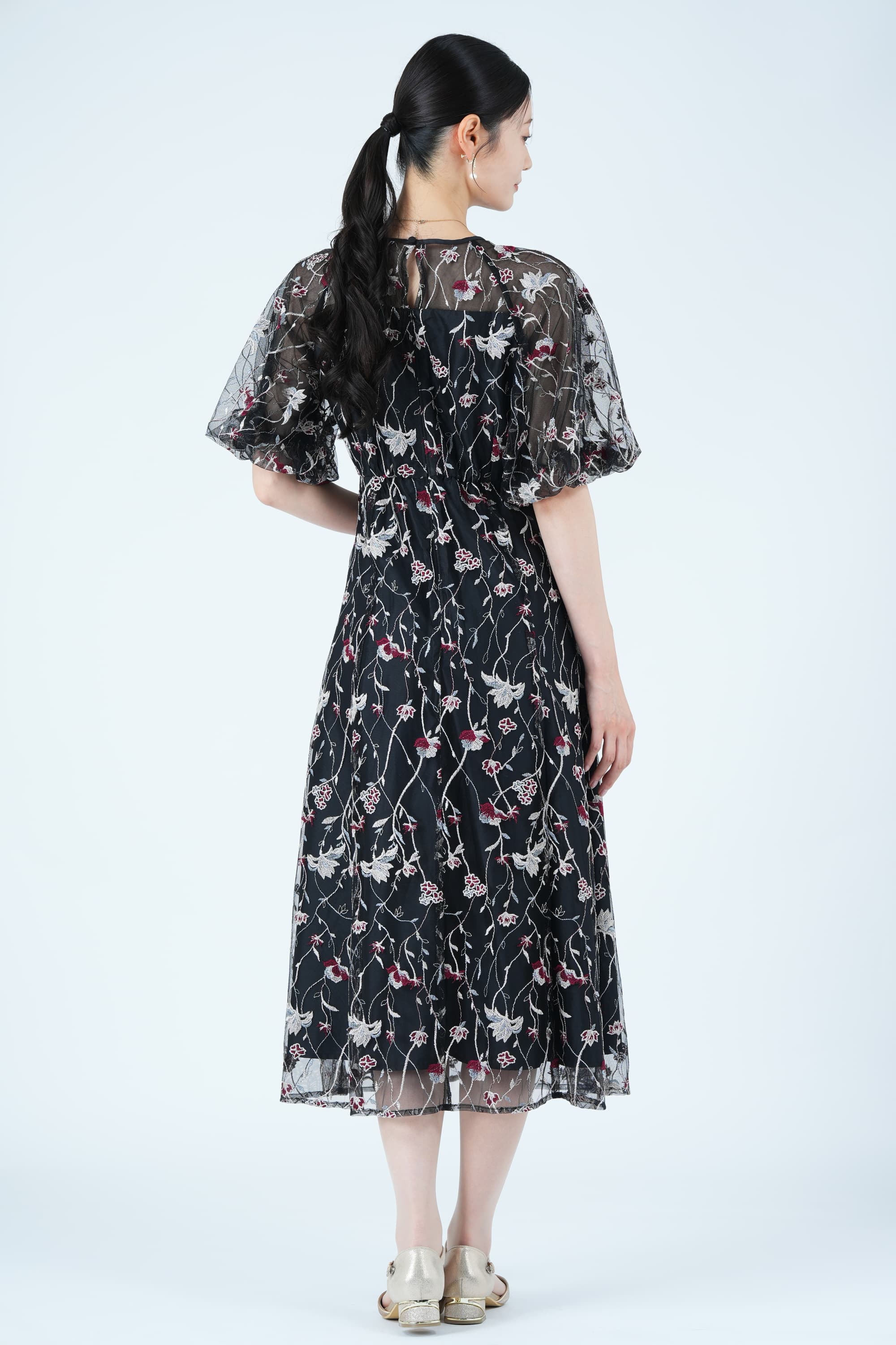 パフスリーブフローラル刺繍ブラックドレス