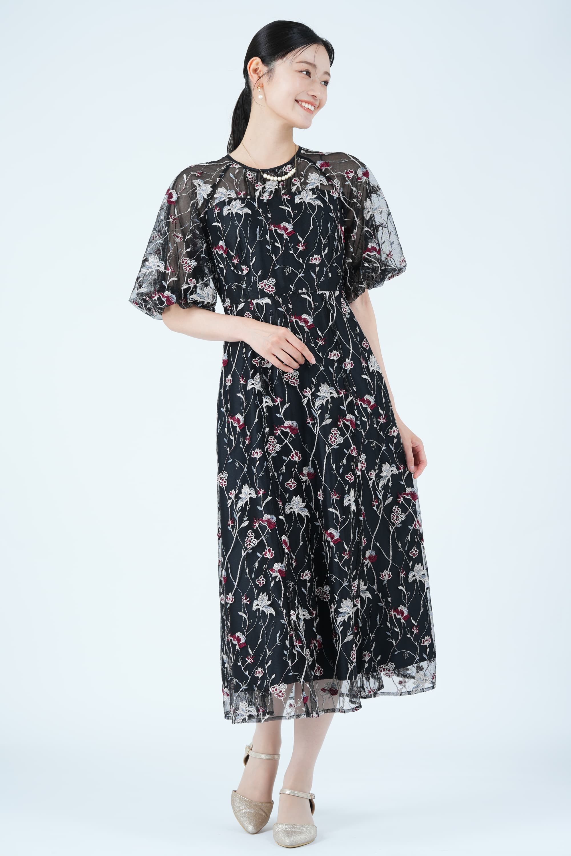 パフスリーブフローラル刺繍ブラックドレス