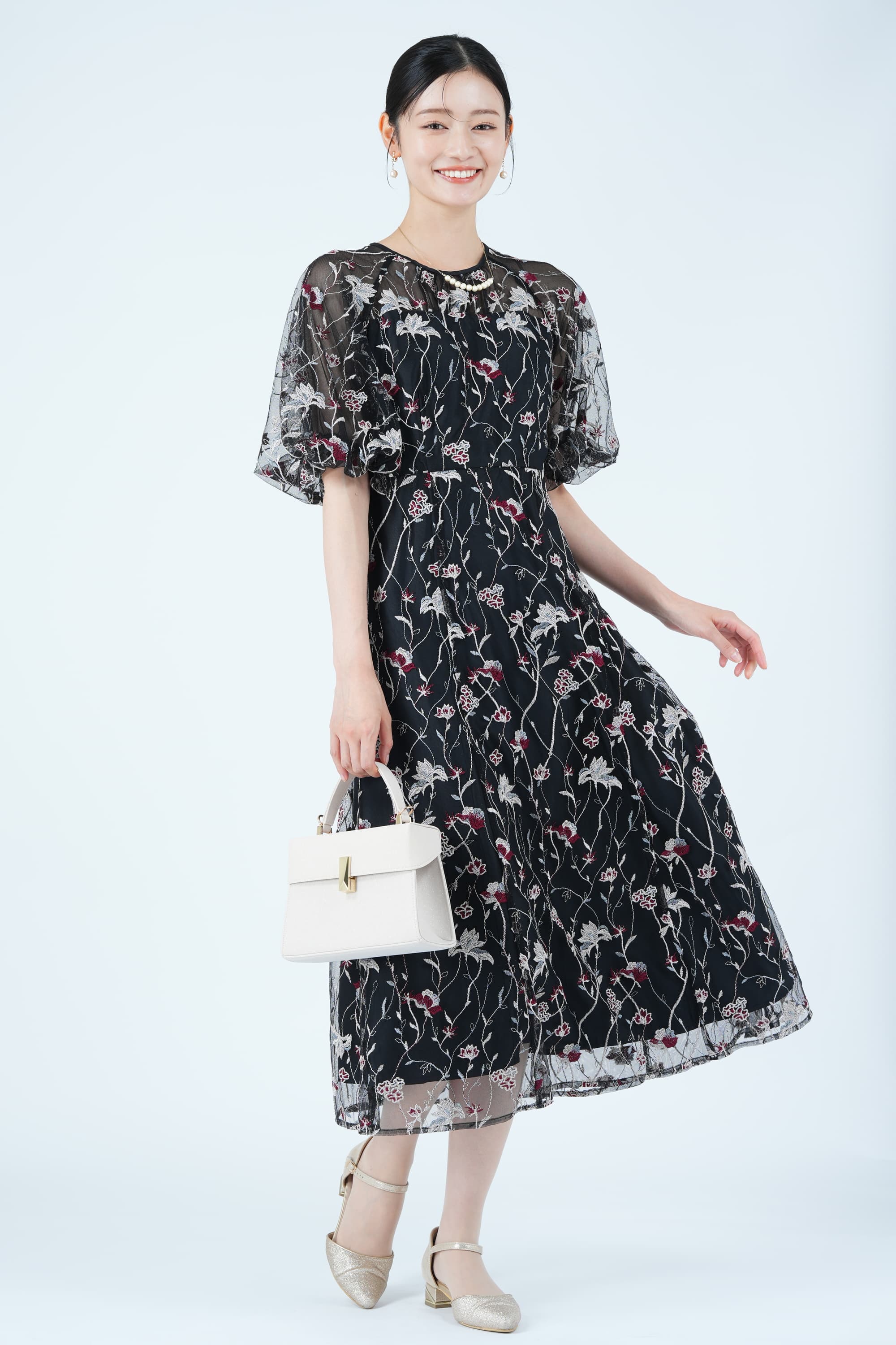 パフスリーブフローラル刺繍ブラックドレス