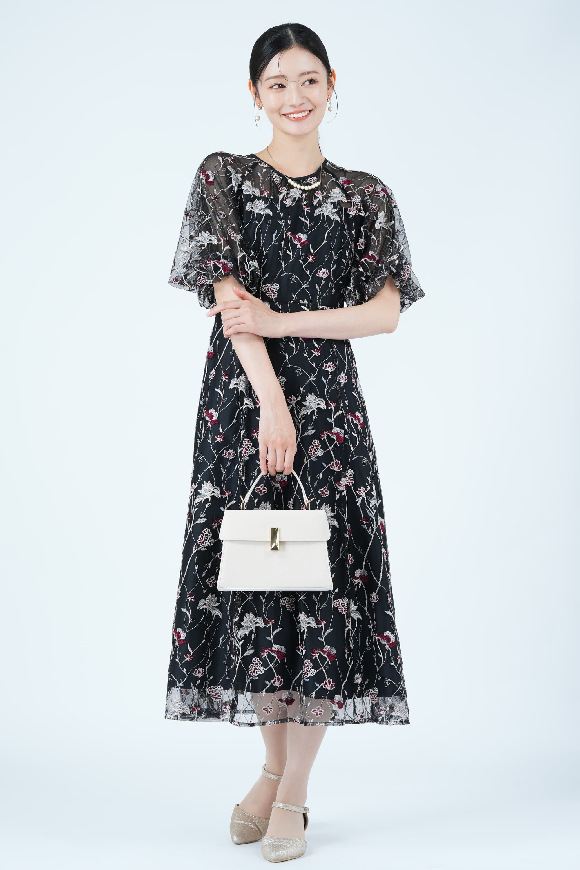 パフスリーブフローラル刺繍ブラックドレス