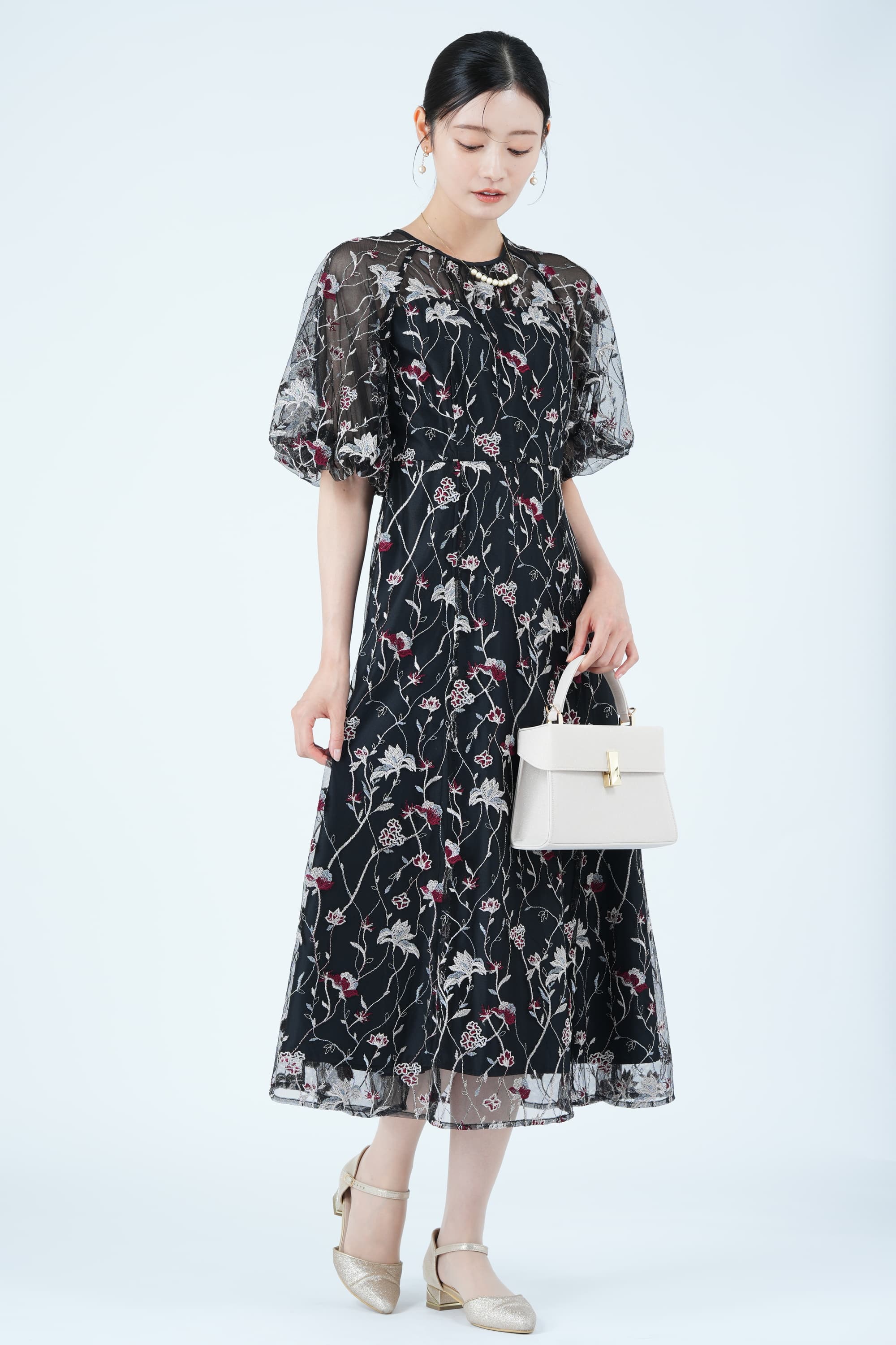 パフスリーブフローラル刺繍ブラックドレス