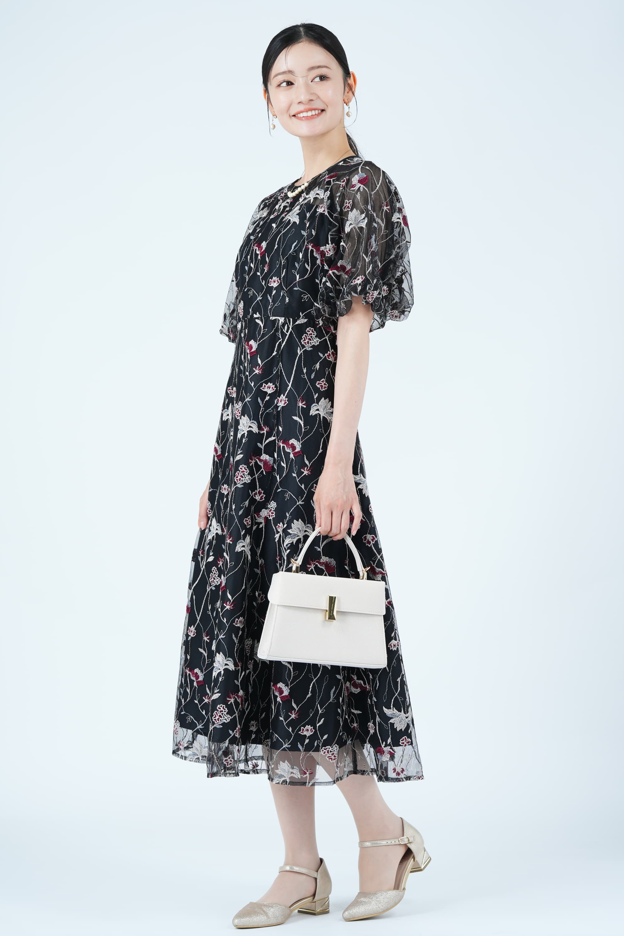 パフスリーブフローラル刺繍ブラックドレス