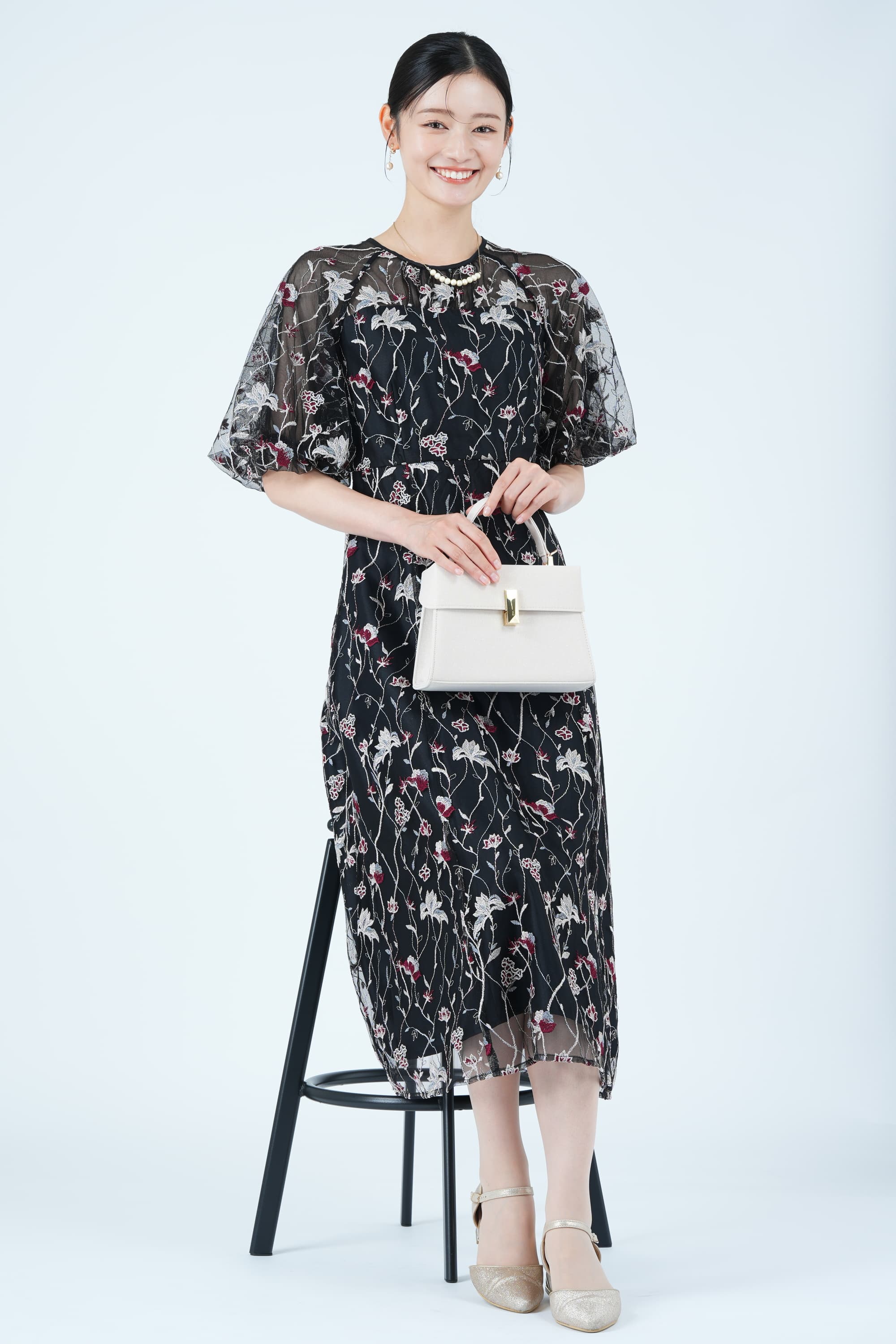 パフスリーブフローラル刺繍ブラックドレス
