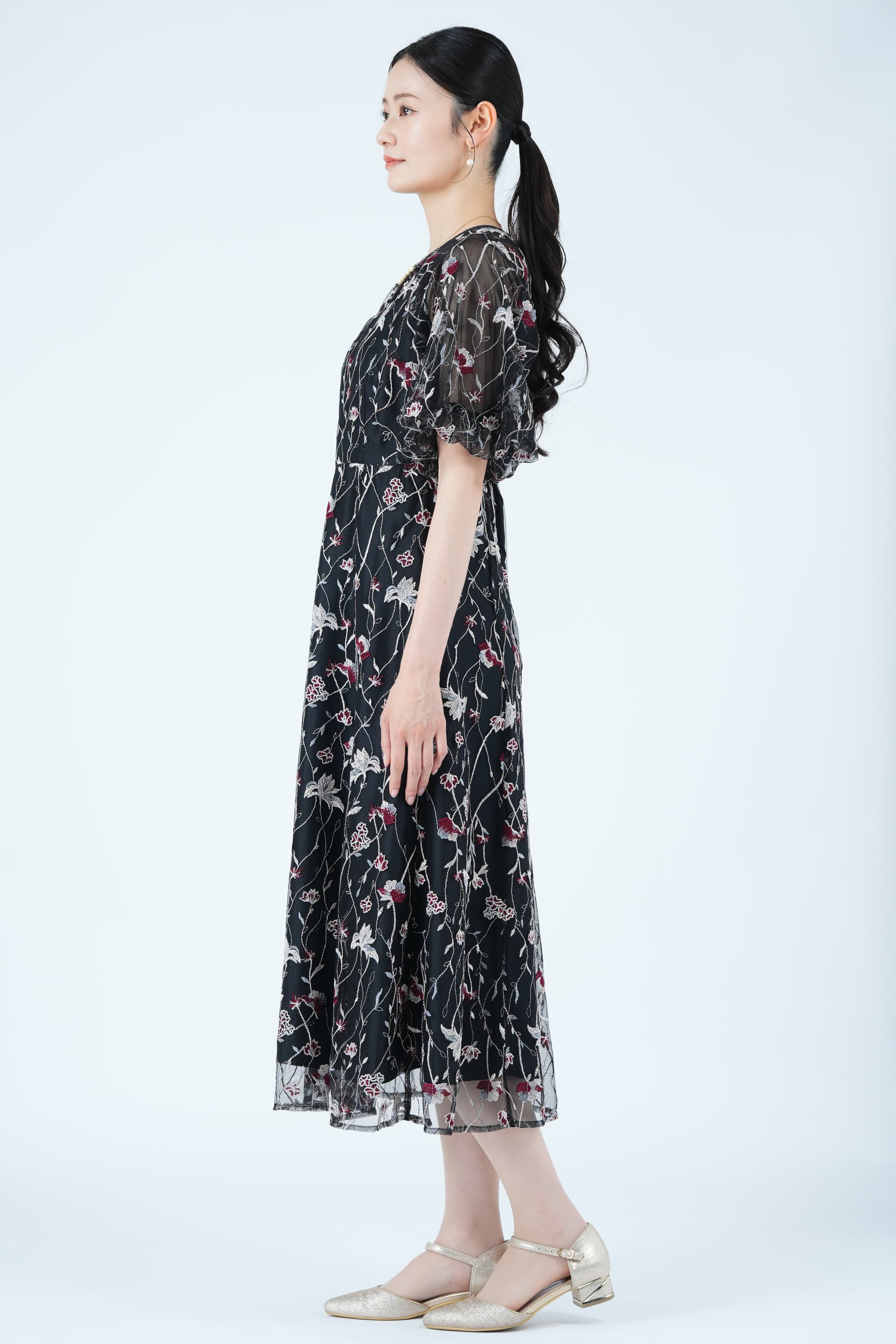 パフスリーブフローラル刺繍ブラックドレス