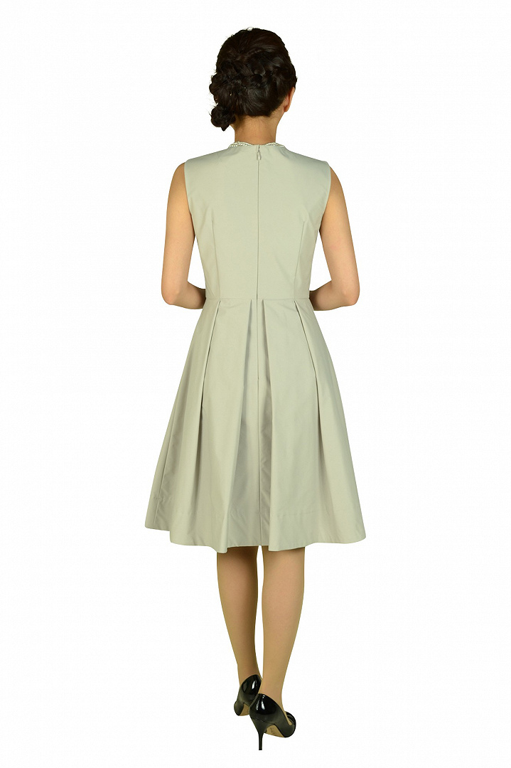 Vネックハリ感グレージュフレアドレスセット