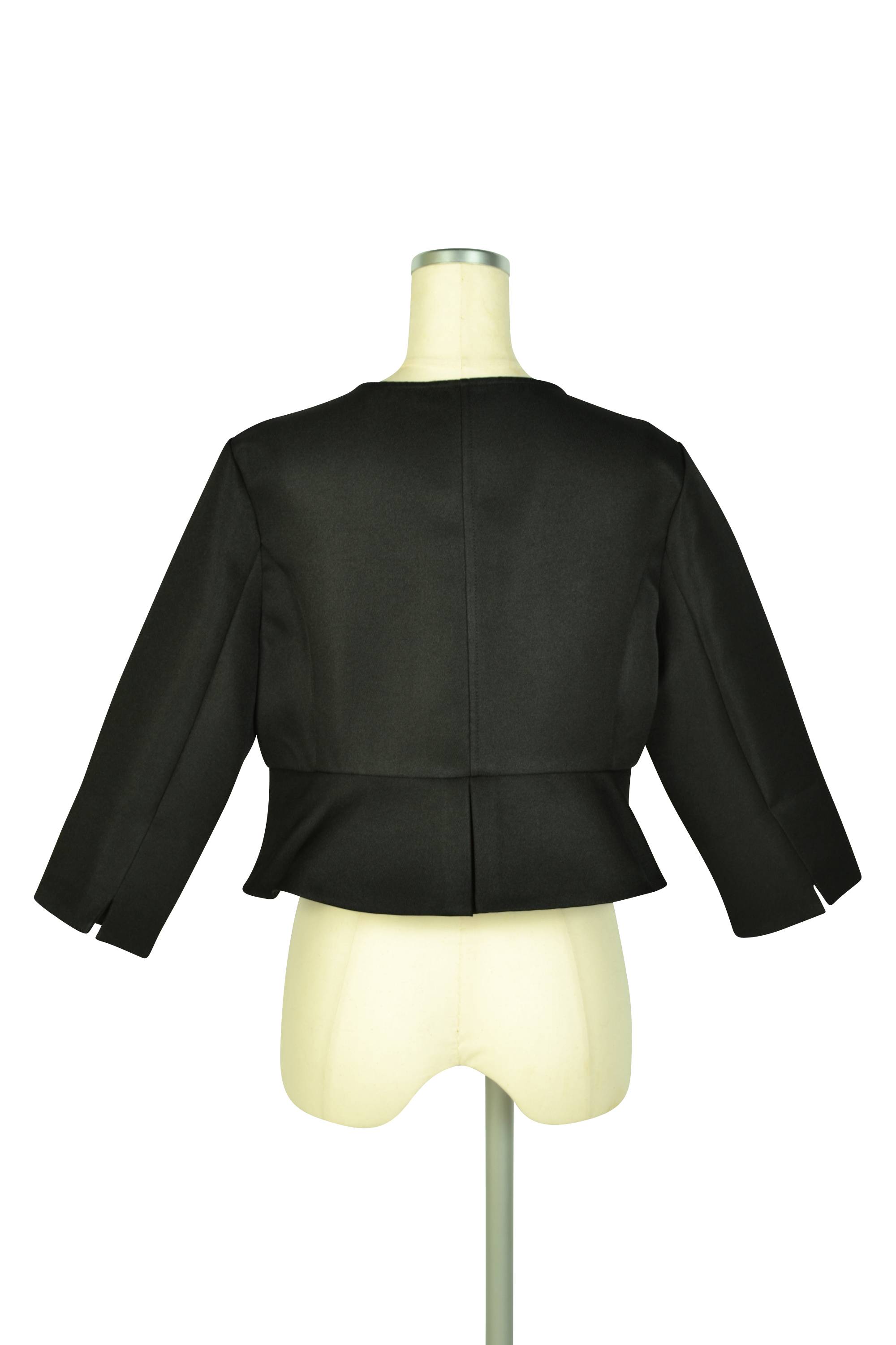 シンプルブラックジャケット