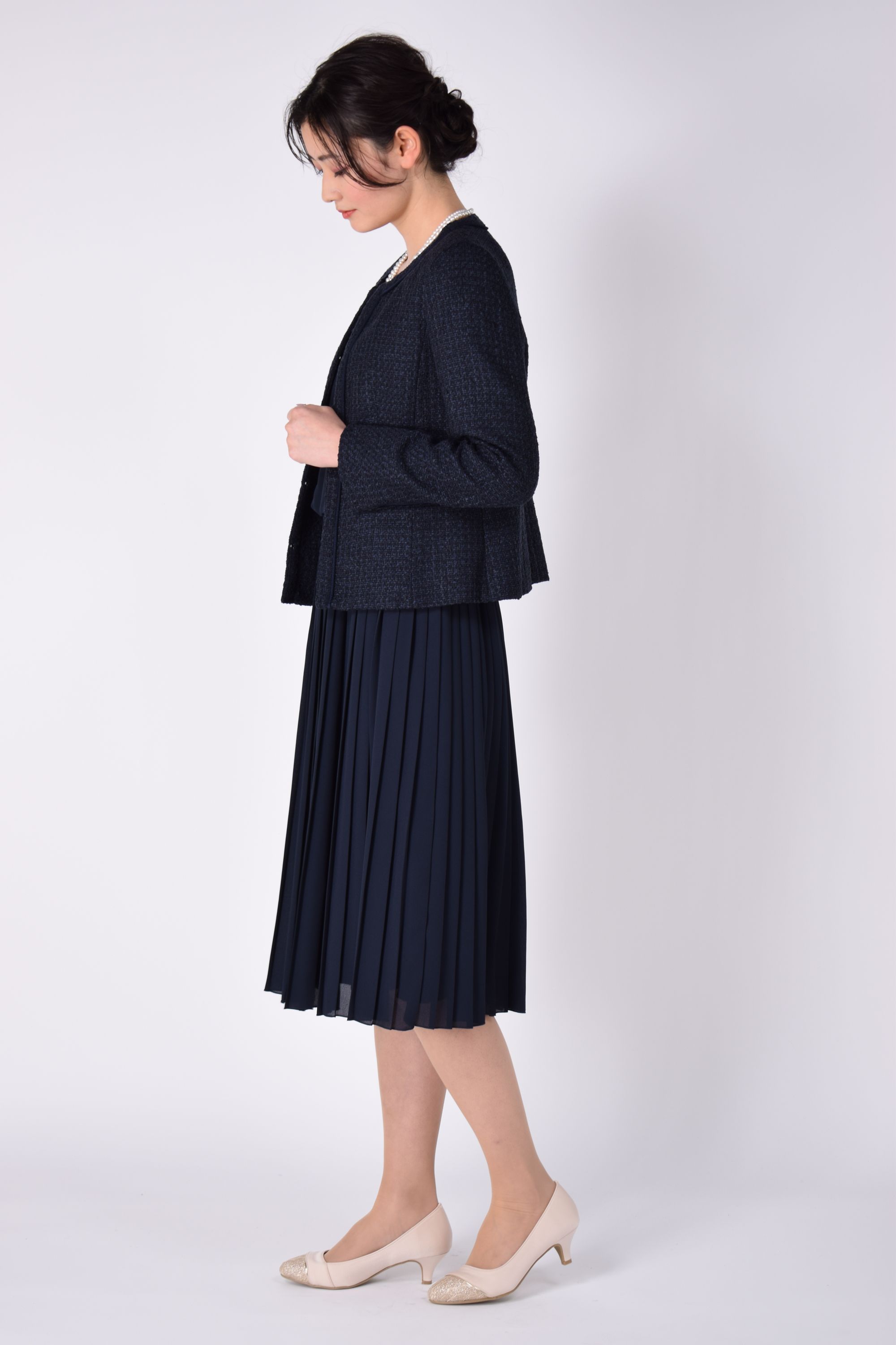 White Joola プリーツ上品ネイビーワンピースセット (LL) をレンタル