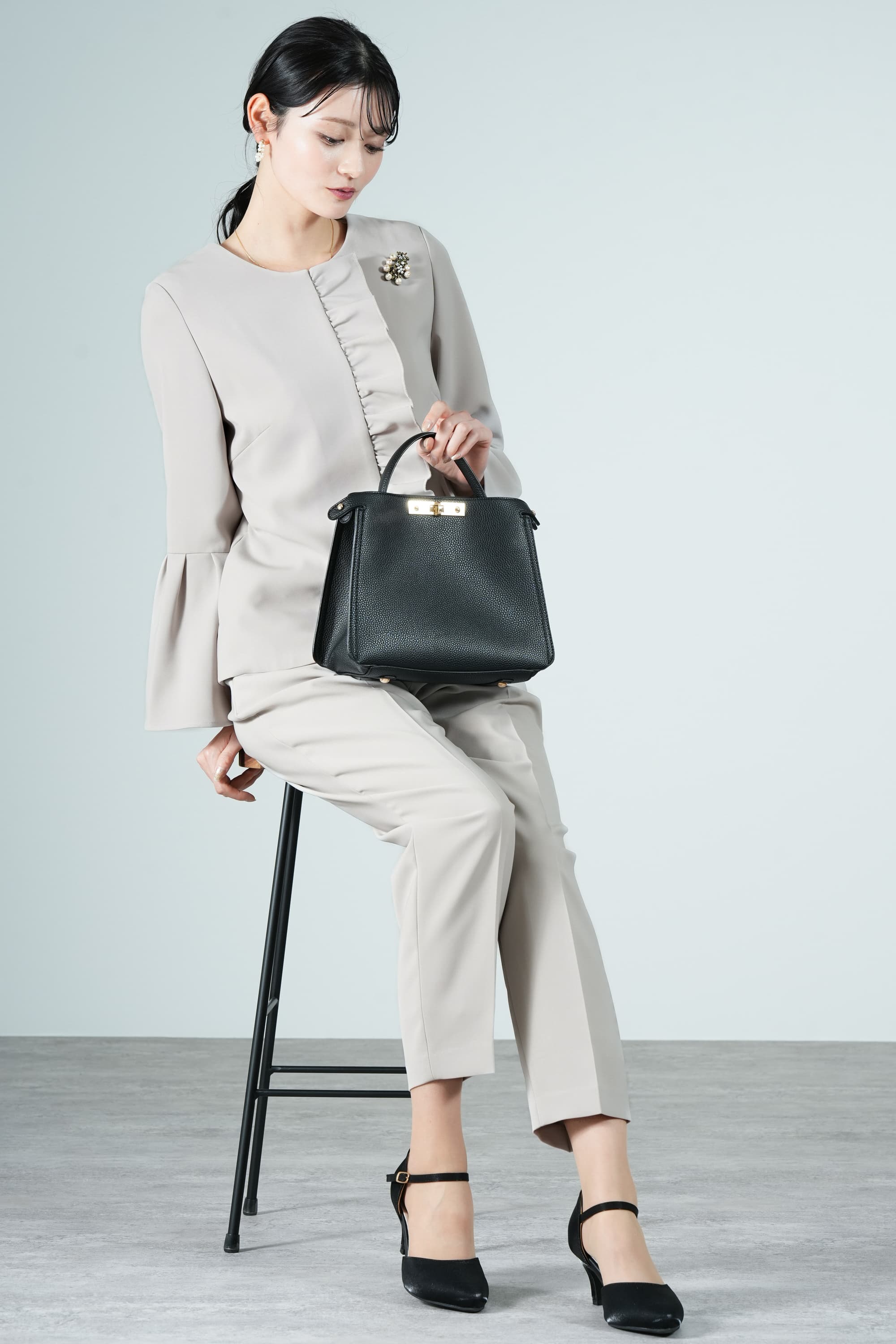フリル デザインスーツ 半袖 ワイドパンツ フェミニン 4color White Joola 片フリルデザインベージュパンツスーツセット (L