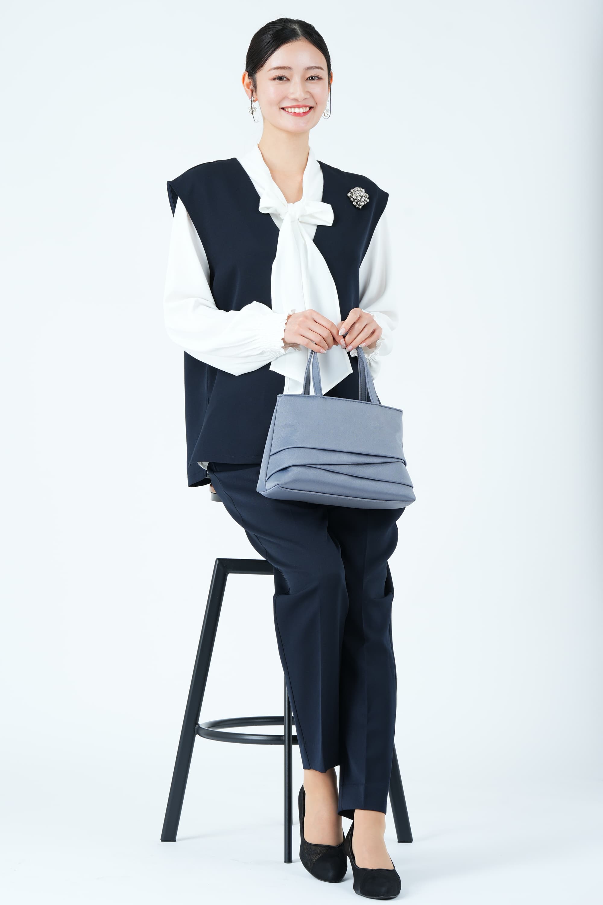 リボンブラウス付きジレネイビーパンツスーツセット