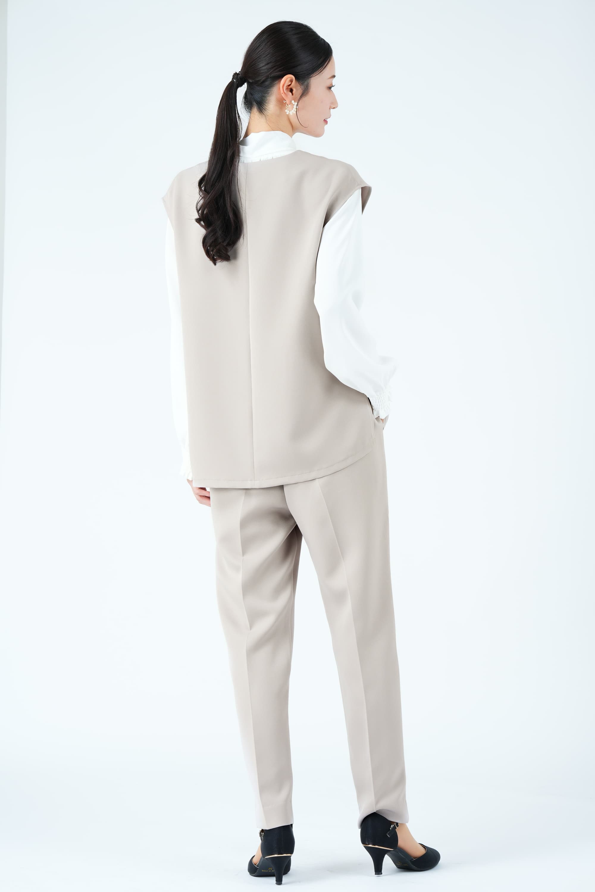 リボンブラウス付きジレベージュパンツスーツセット