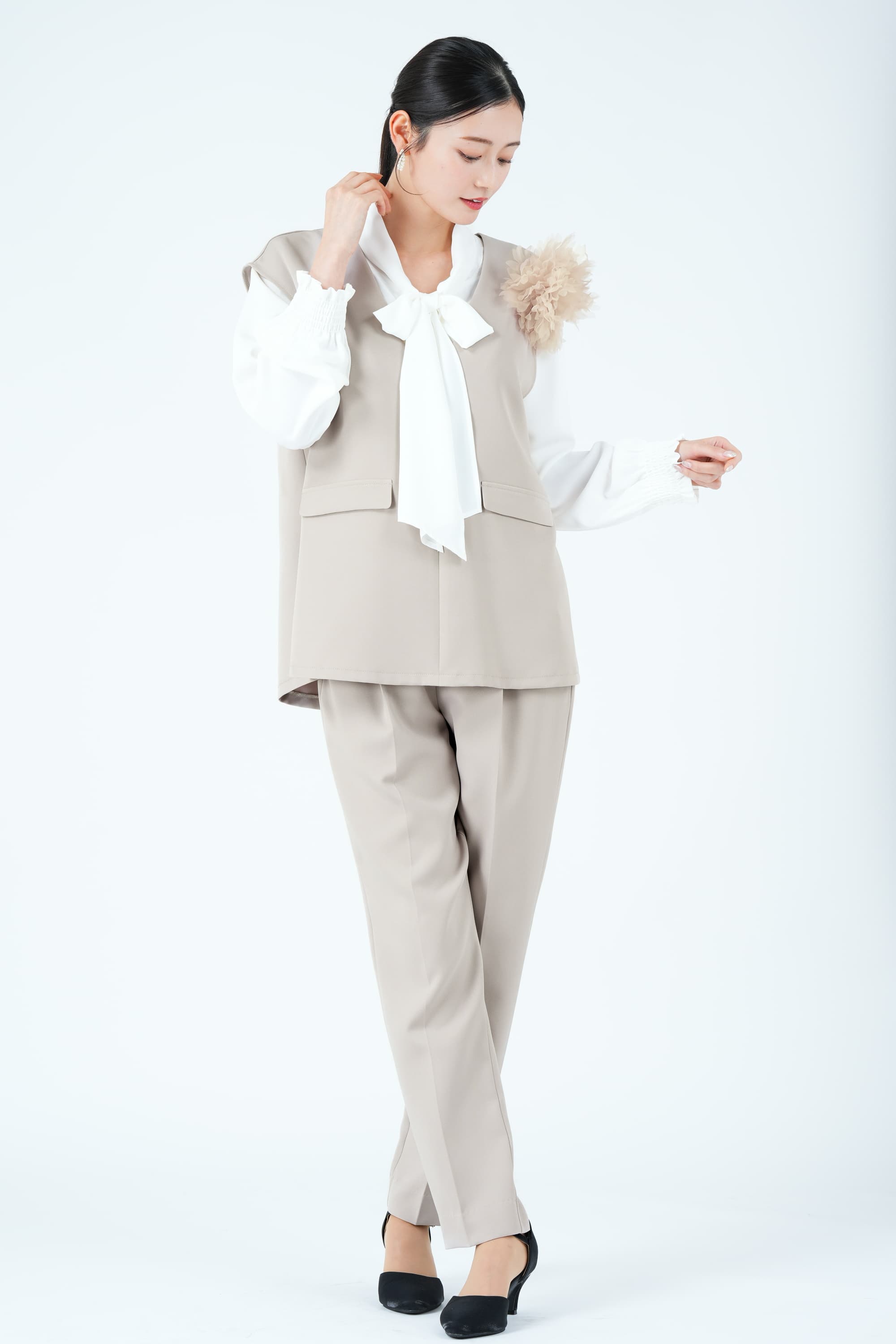 リボンブラウス付きジレベージュパンツスーツセット