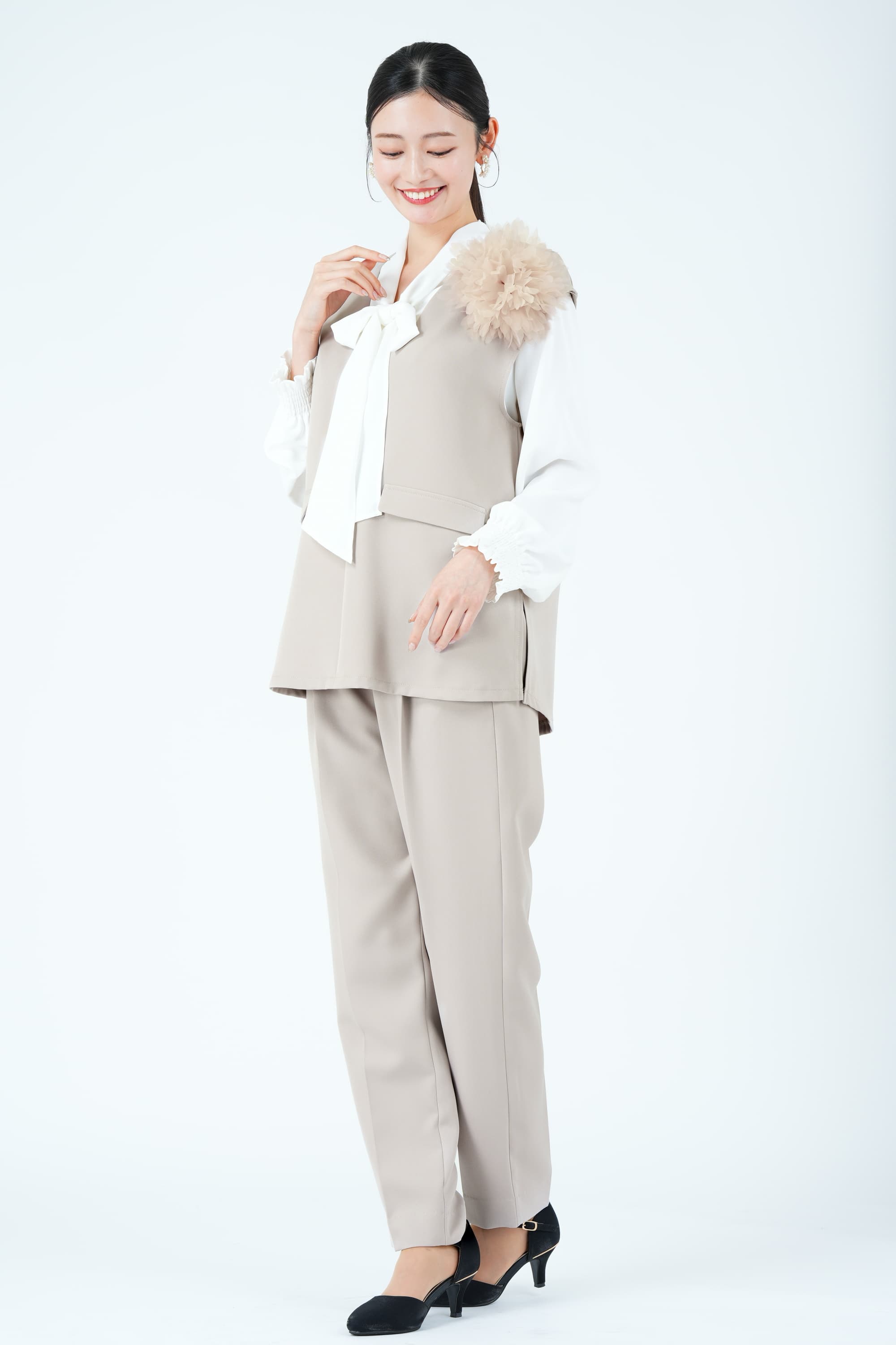 リボンブラウス付きジレベージュパンツスーツセット