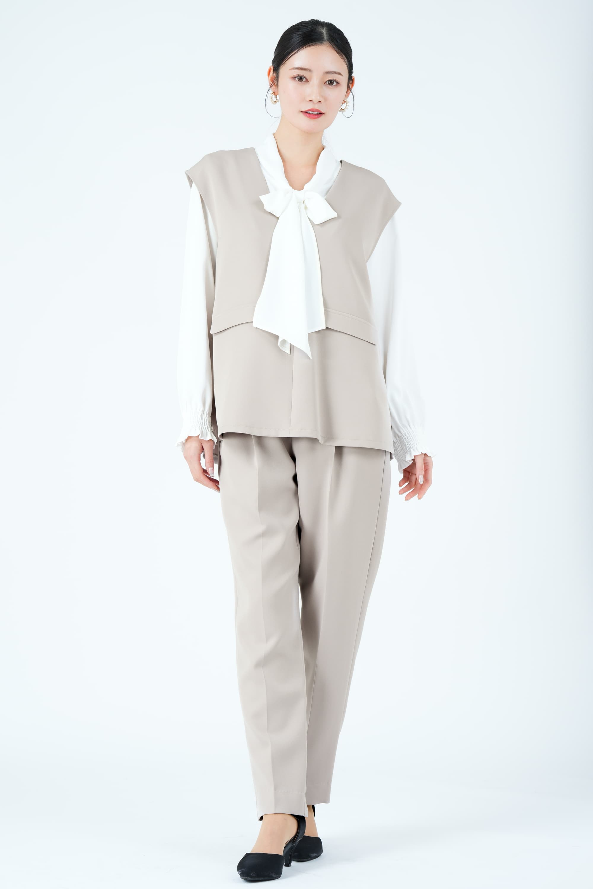 リボンブラウス付きジレベージュパンツスーツセット
